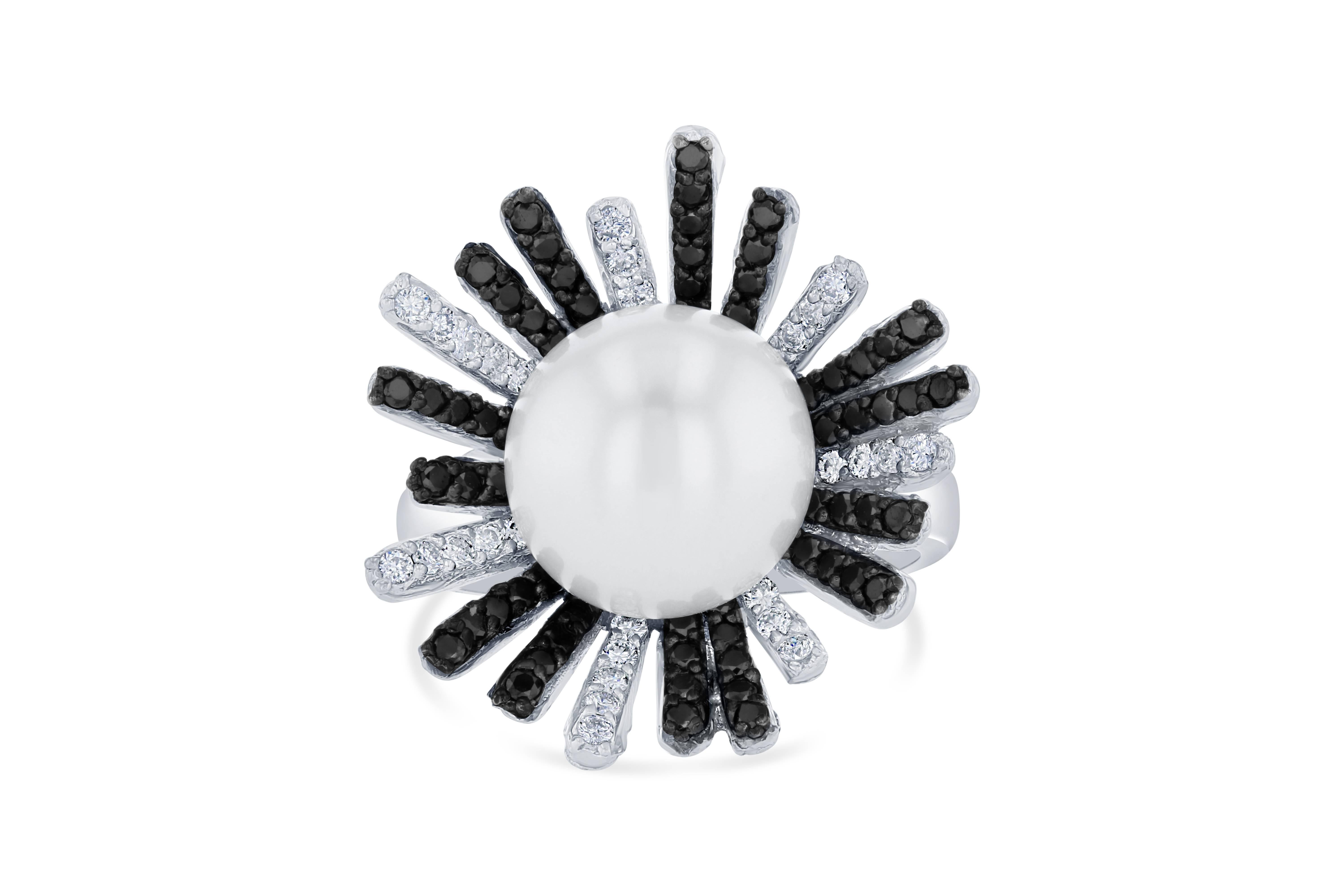 Wunderschöner Ring mit schwarzem Diamanten, der Ihren Look garantiert aufwertet! In der Mitte des Rings befindet sich eine wunderschöne Südseeperle, gefolgt von Blütenblättern aus abwechselnd schwarzen und weißen Diamanten, die um die Perle herum