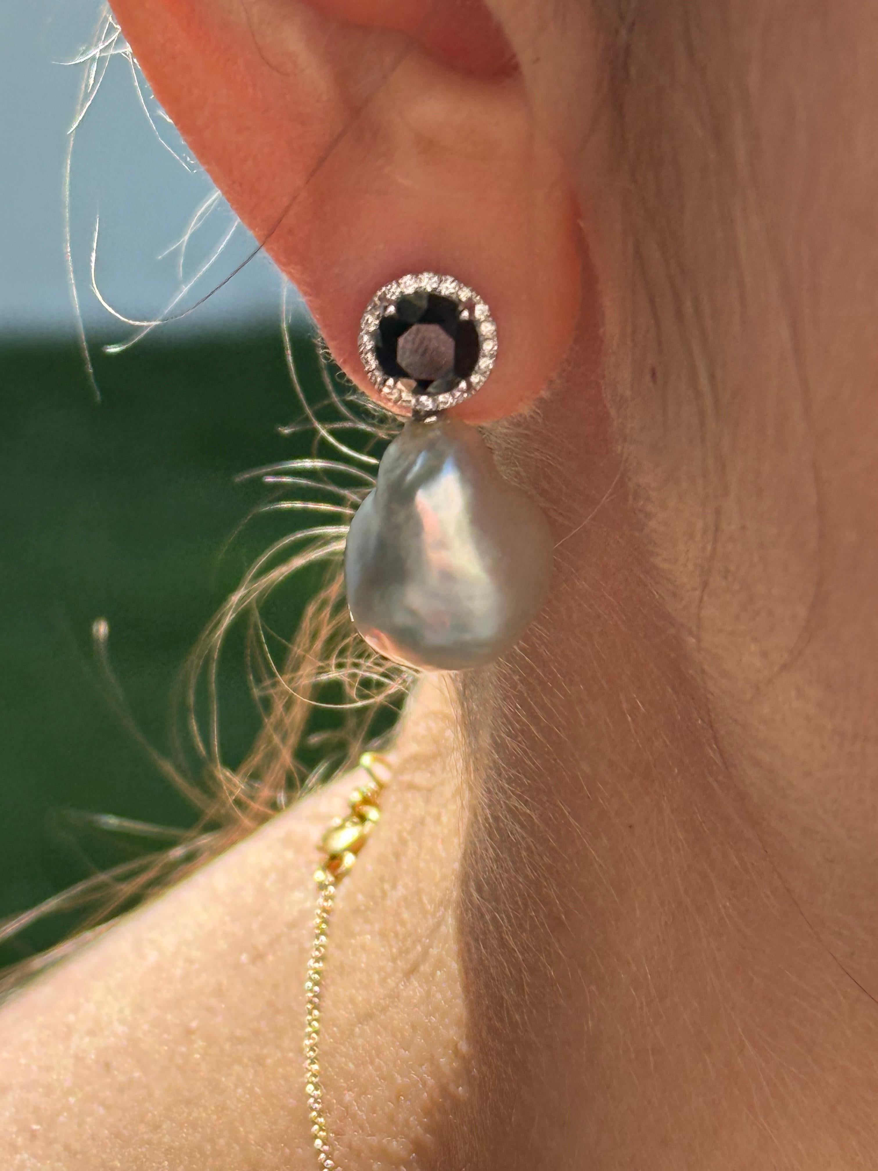 Orecchini a goccia con perle dei mari del sud e diamanti neri, in oro 18K in vendita 5