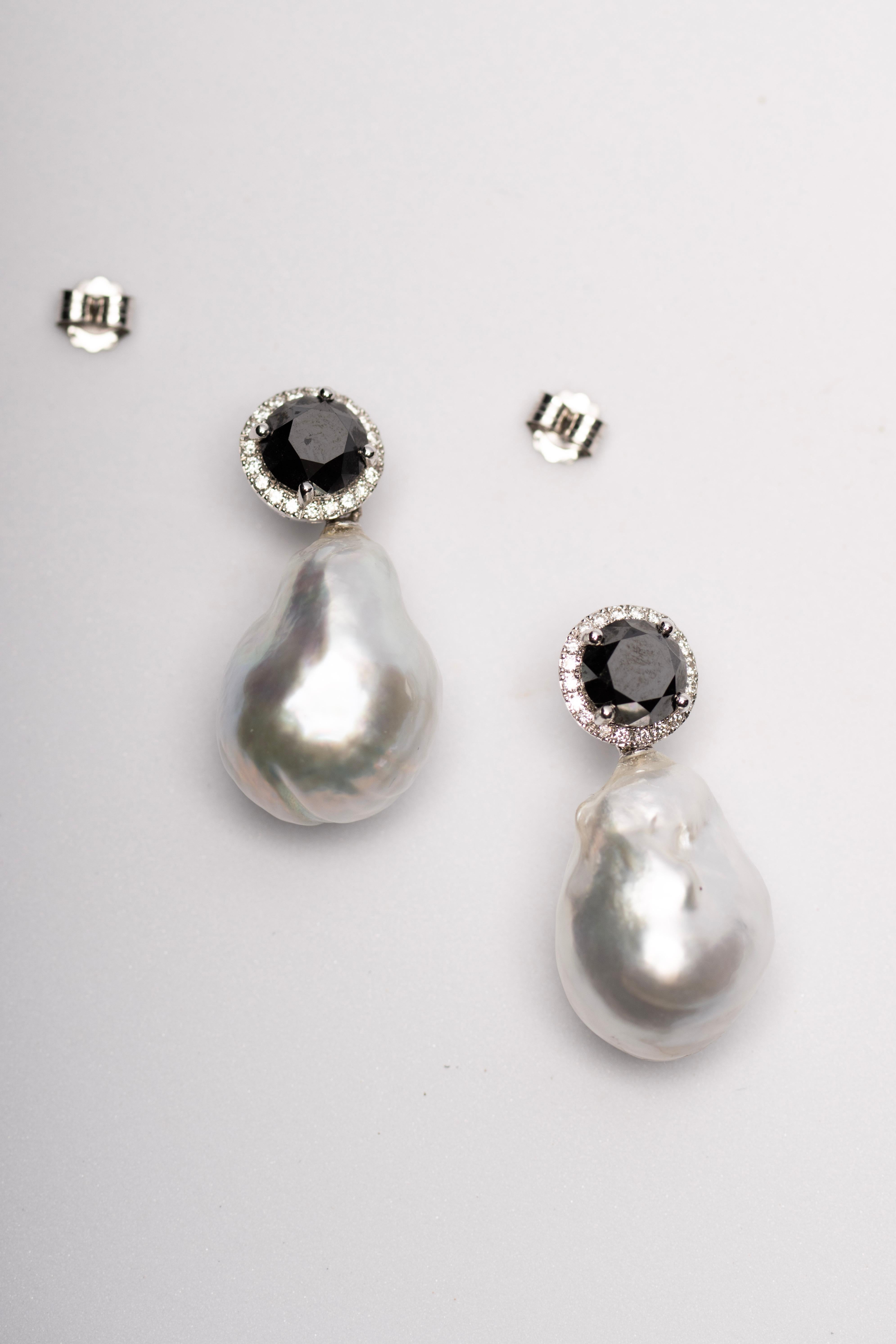 Radioso. Incrollabilmente chic.

Chiamata così per la dea greca della notte, Nyx porta profondità, fascino e contrasto divino. Questi orecchini sono caratterizzati da luminose perle dei Mari del Sud sospese sotto diamanti neri sfaccettati, ciascuno