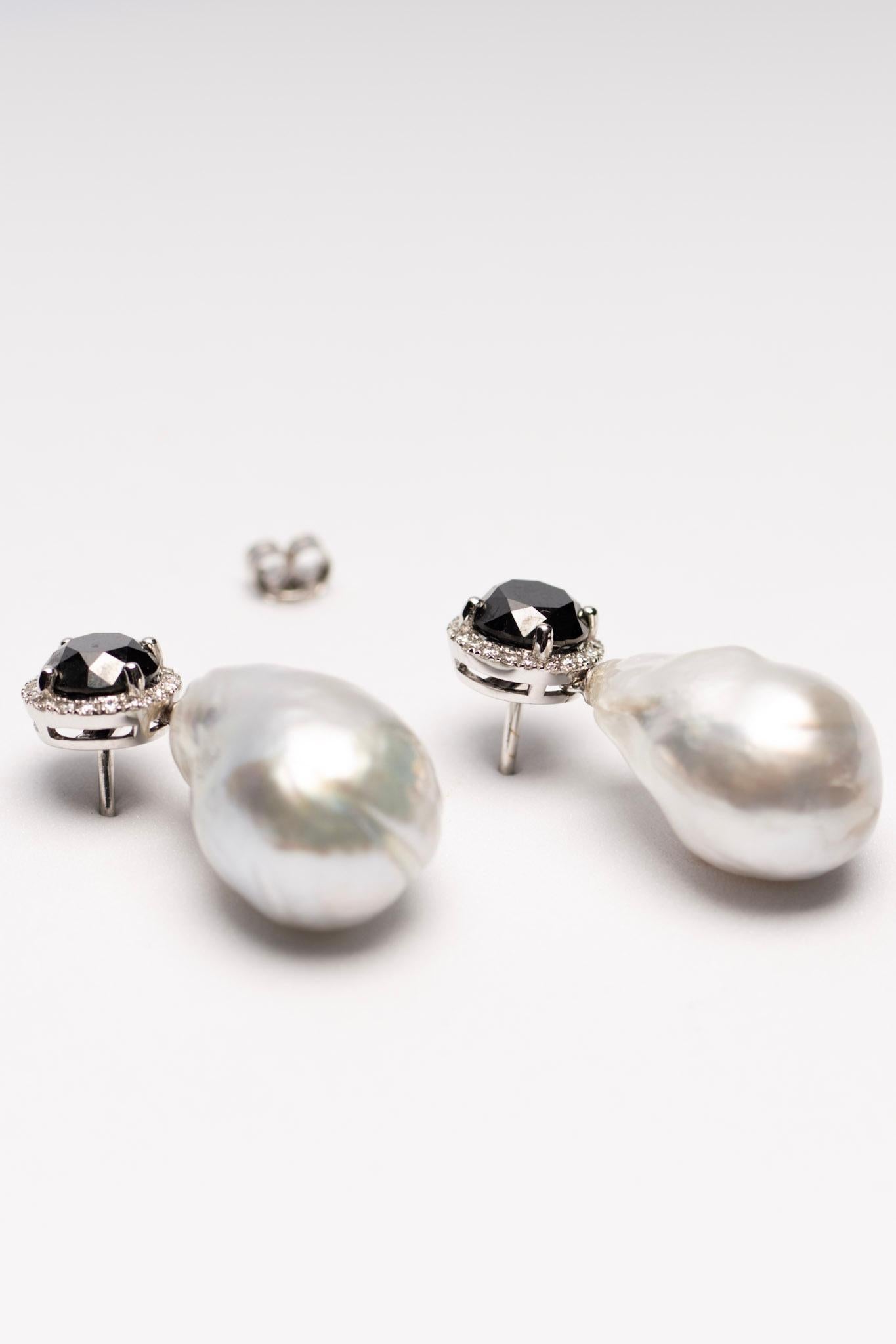 Orecchini a goccia con perle dei mari del sud e diamanti neri, in oro 18K In condizioni Nuovo in vendita a Westport, CT