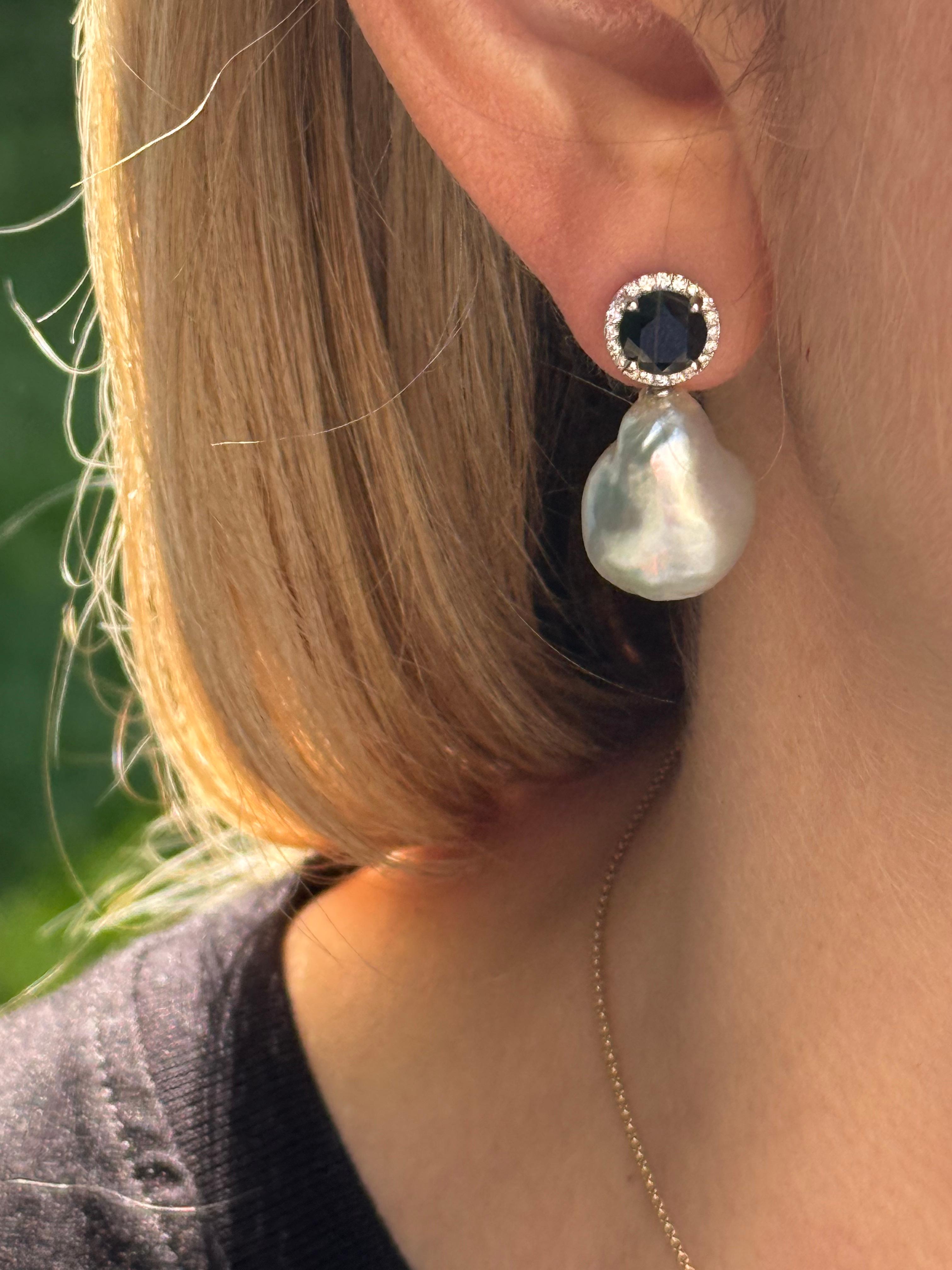 Orecchini a goccia con perle dei mari del sud e diamanti neri, in oro 18K in vendita 3