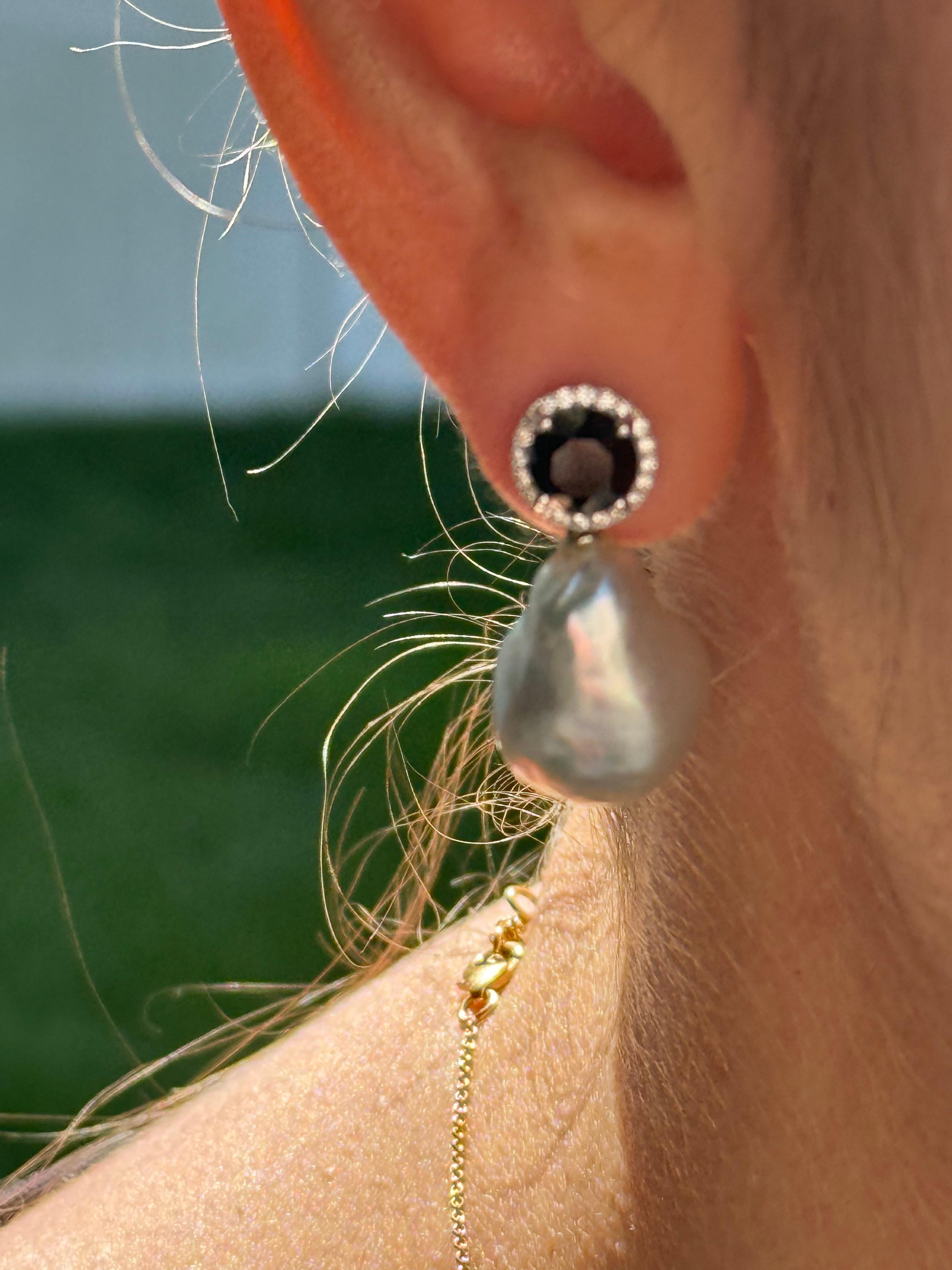 Orecchini a goccia con perle dei mari del sud e diamanti neri, in oro 18K in vendita 4