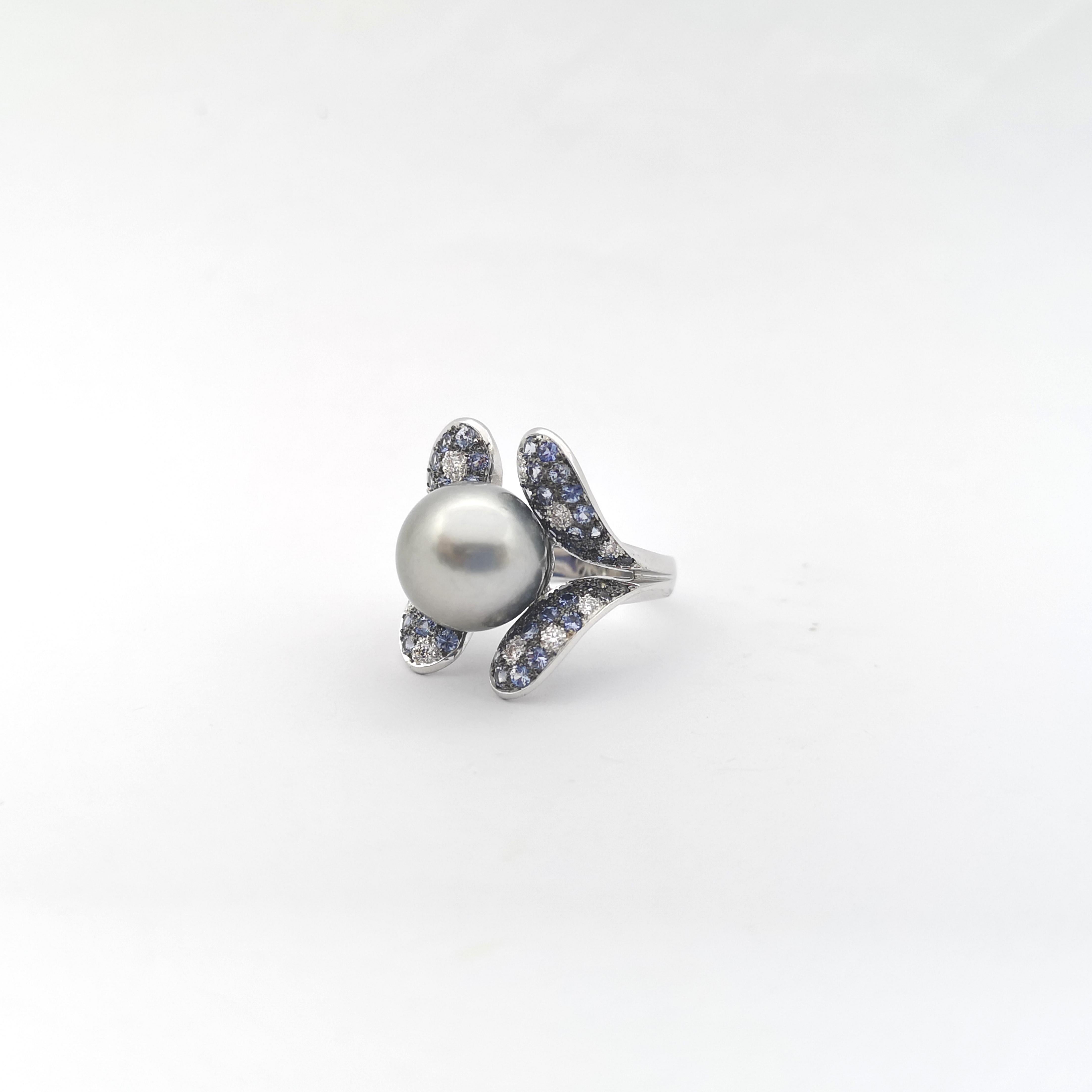 Anello con perle dei mari del sud, zaffiri blu e diamanti incastonati in oro bianco 18 carati in vendita 4