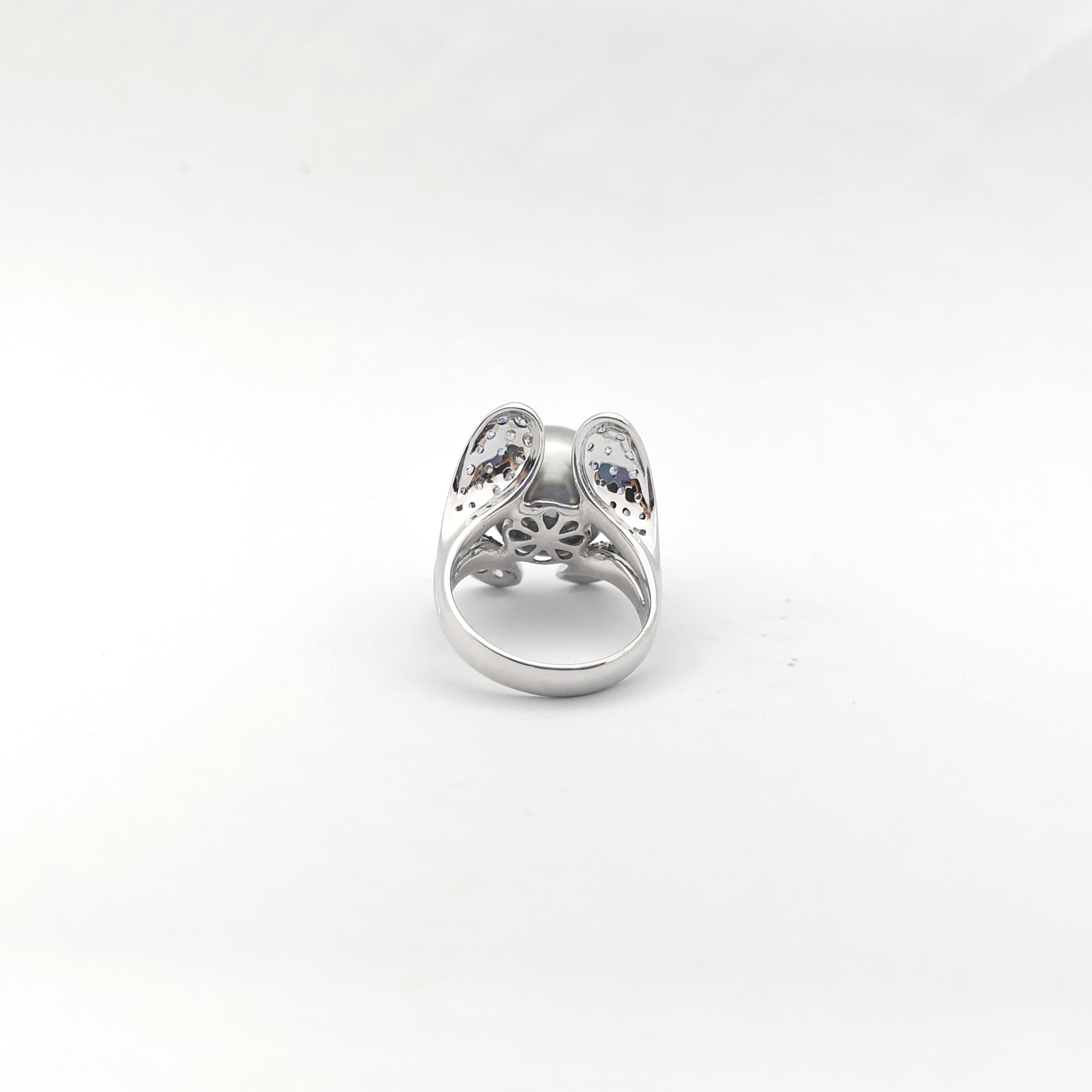 Anello con perle dei mari del sud, zaffiri blu e diamanti incastonati in oro bianco 18 carati in vendita 5