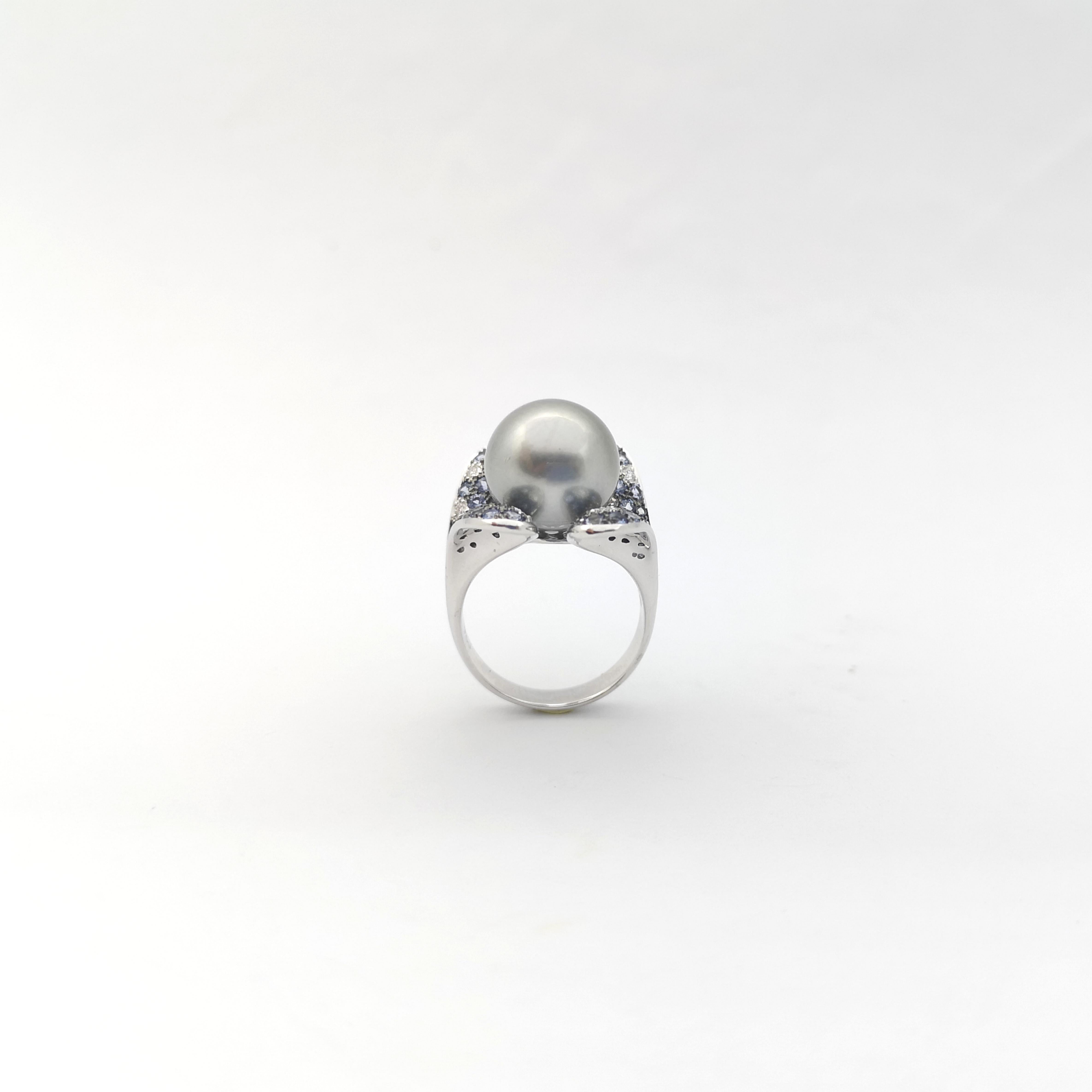 Anello con perle dei mari del sud, zaffiri blu e diamanti incastonati in oro bianco 18 carati in vendita 6