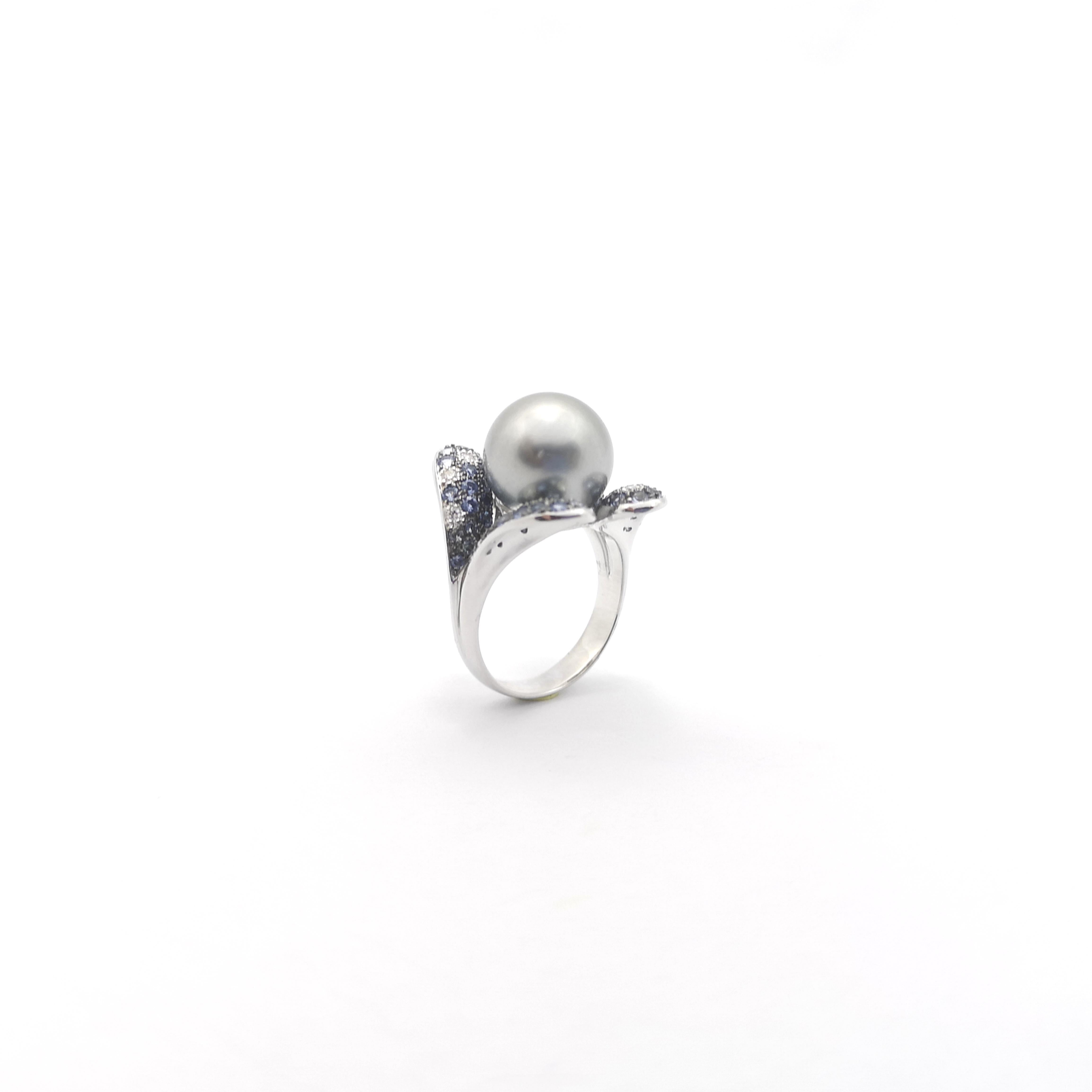 Anello con perle dei mari del sud, zaffiri blu e diamanti incastonati in oro bianco 18 carati in vendita 7