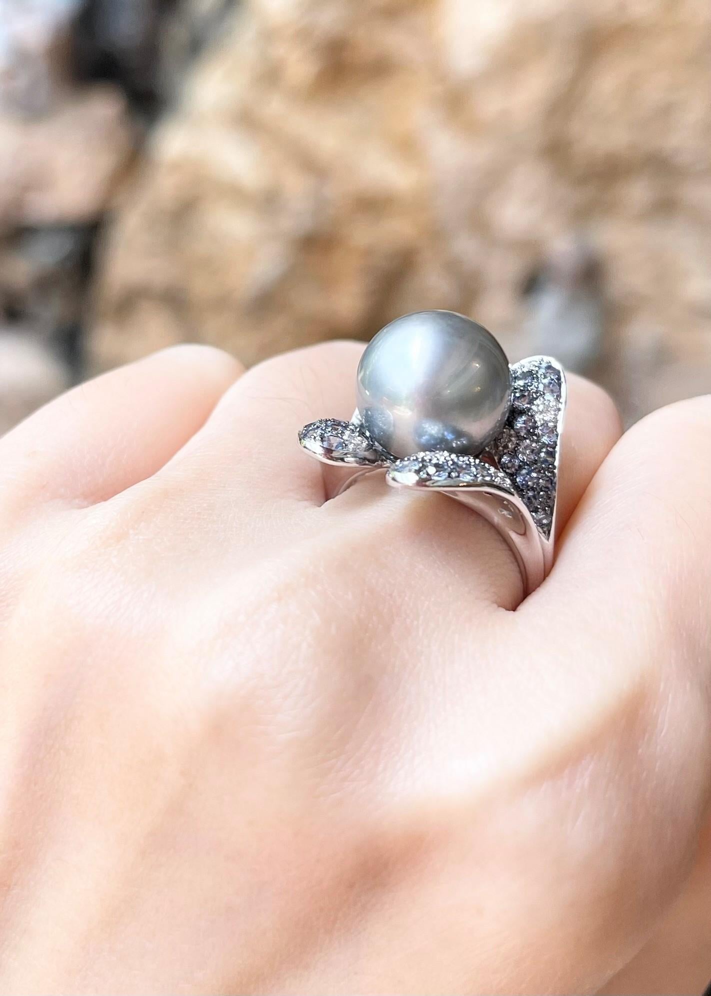 Taglio misto Anello con perle dei mari del sud, zaffiri blu e diamanti incastonati in oro bianco 18 carati in vendita