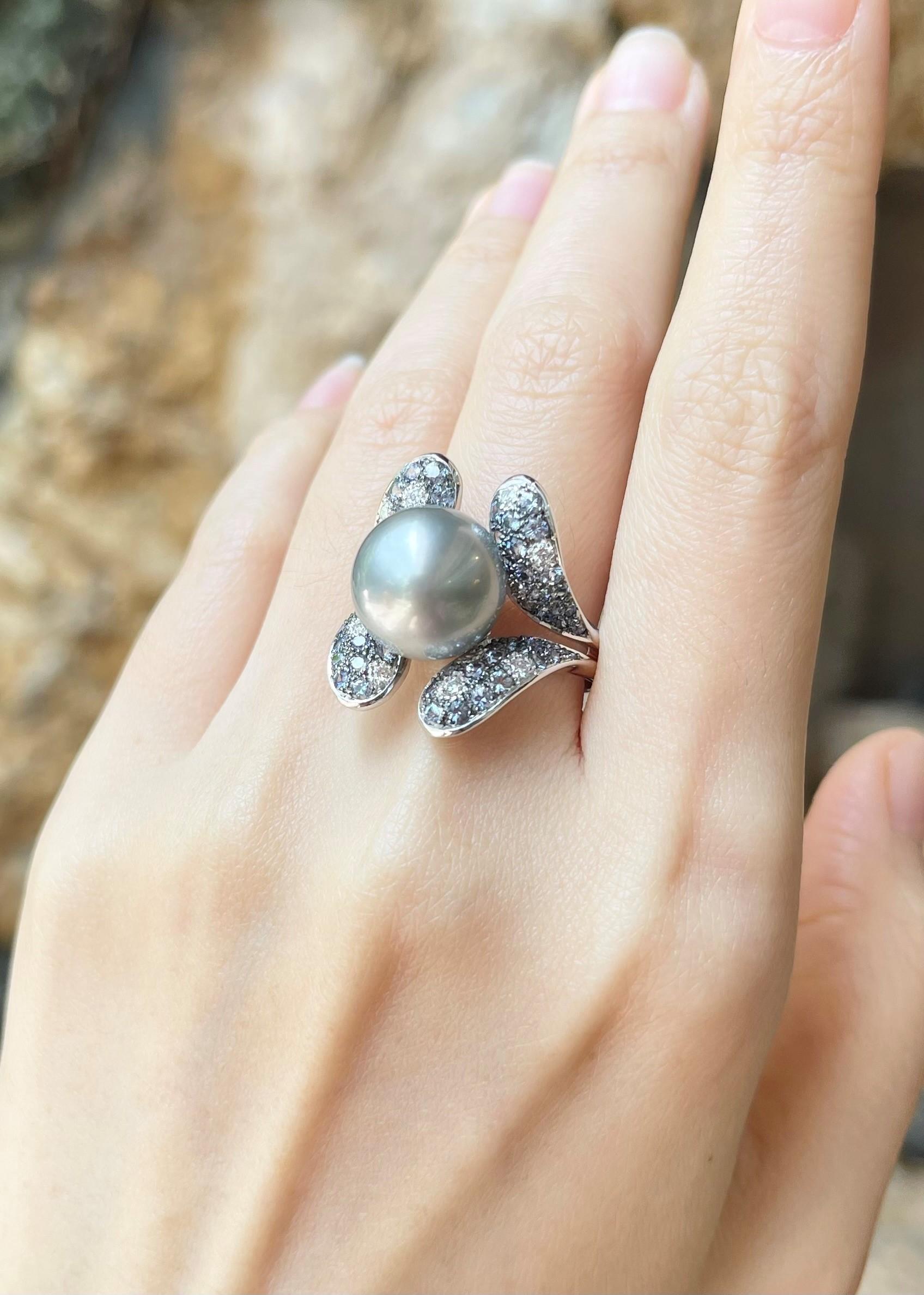 Anello con perle dei mari del sud, zaffiri blu e diamanti incastonati in oro bianco 18 carati In condizioni Nuovo in vendita a Bangkok, TH