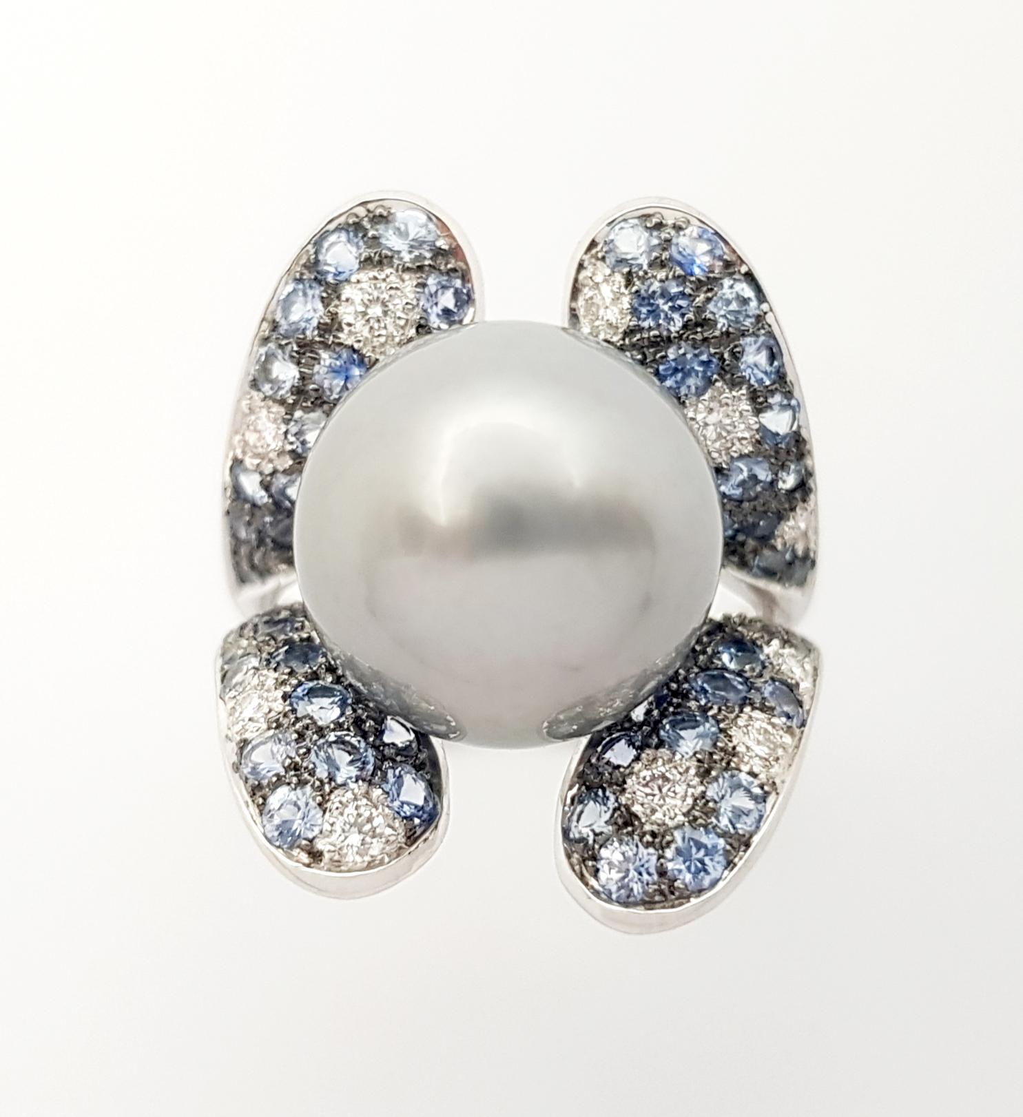 Anello con perle dei mari del sud, zaffiri blu e diamanti incastonati in oro bianco 18 carati in vendita 2