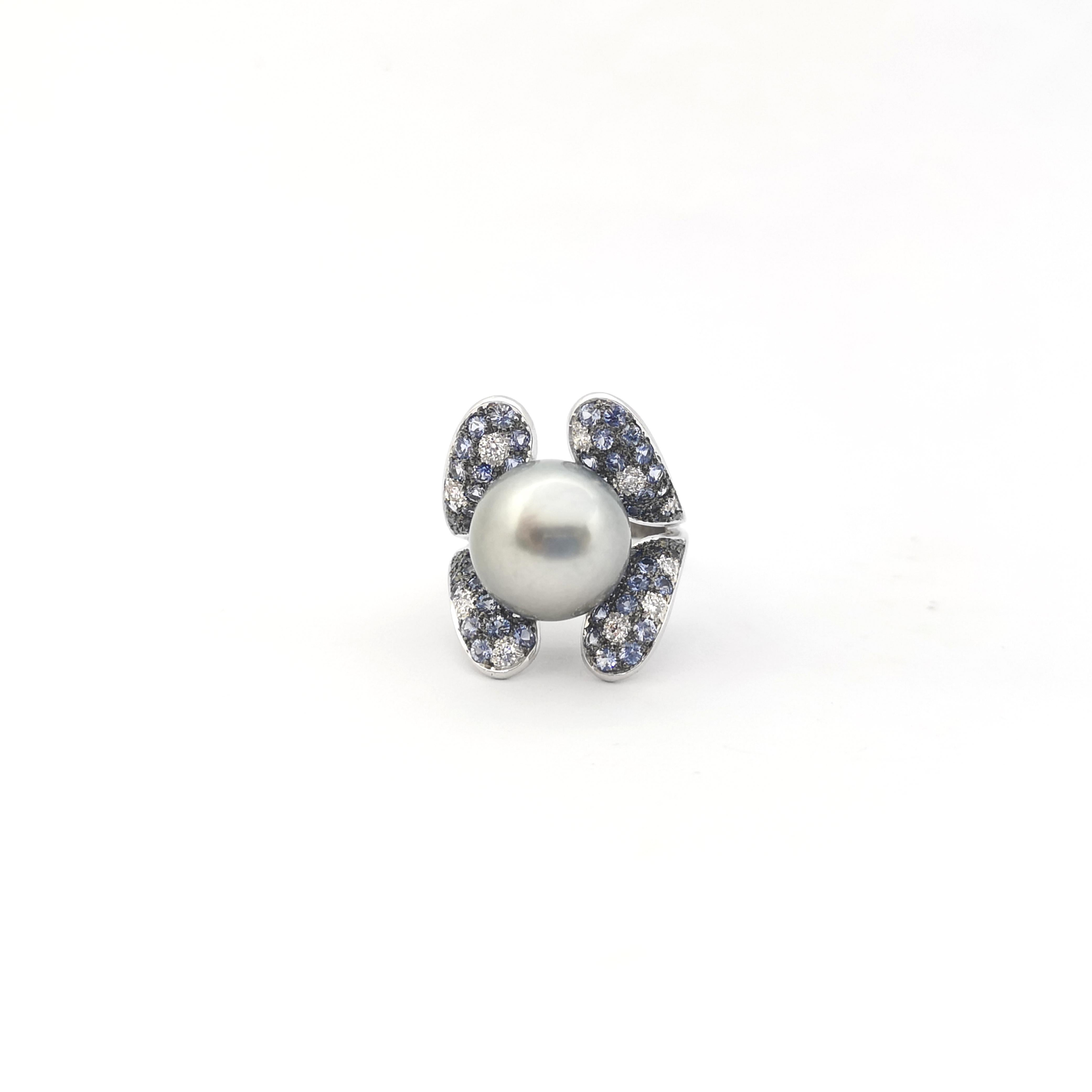 Anello con perle dei mari del sud, zaffiri blu e diamanti incastonati in oro bianco 18 carati in vendita 3