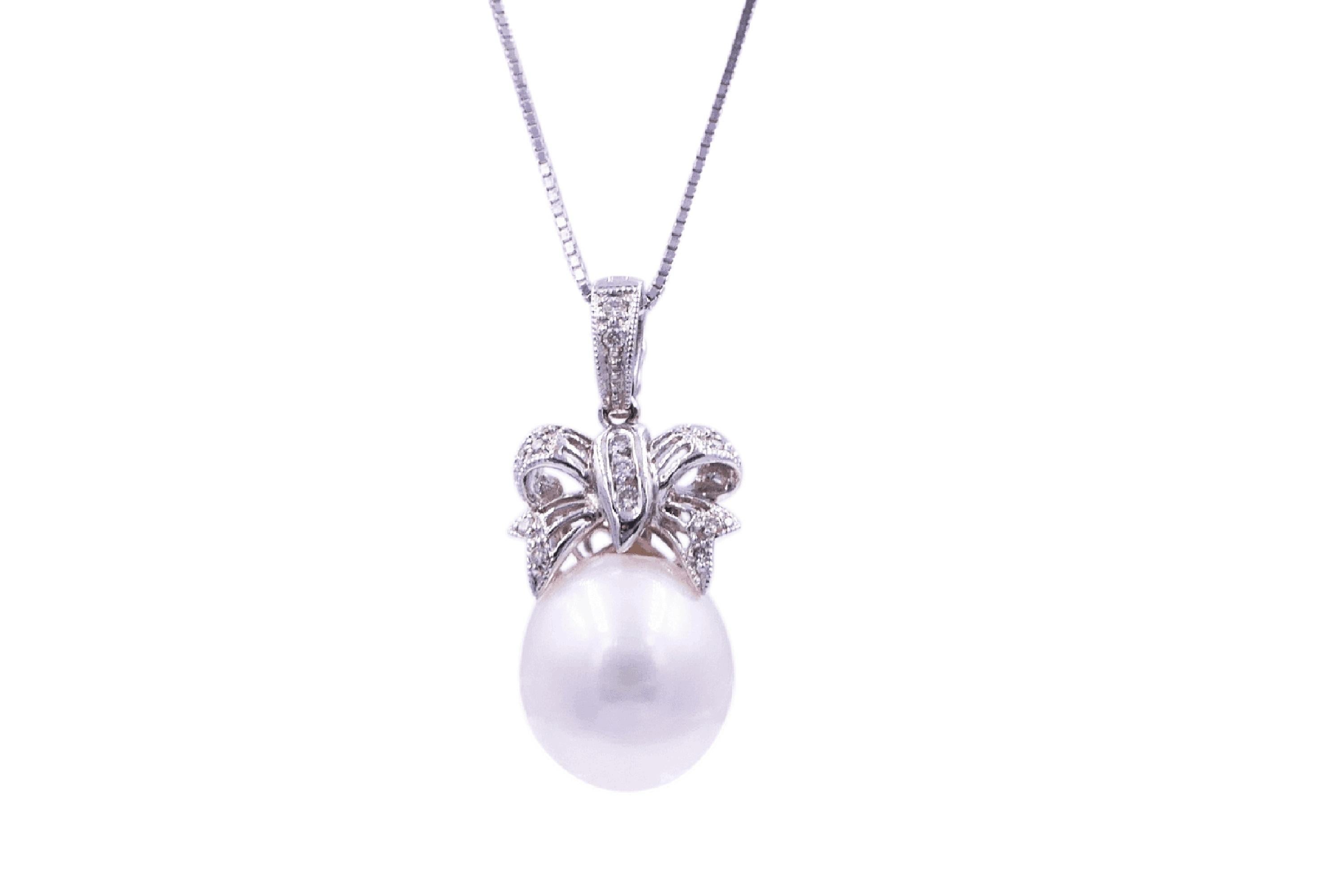 14 Karat White Gold
Genuine South Sea Pearl & Diamonds