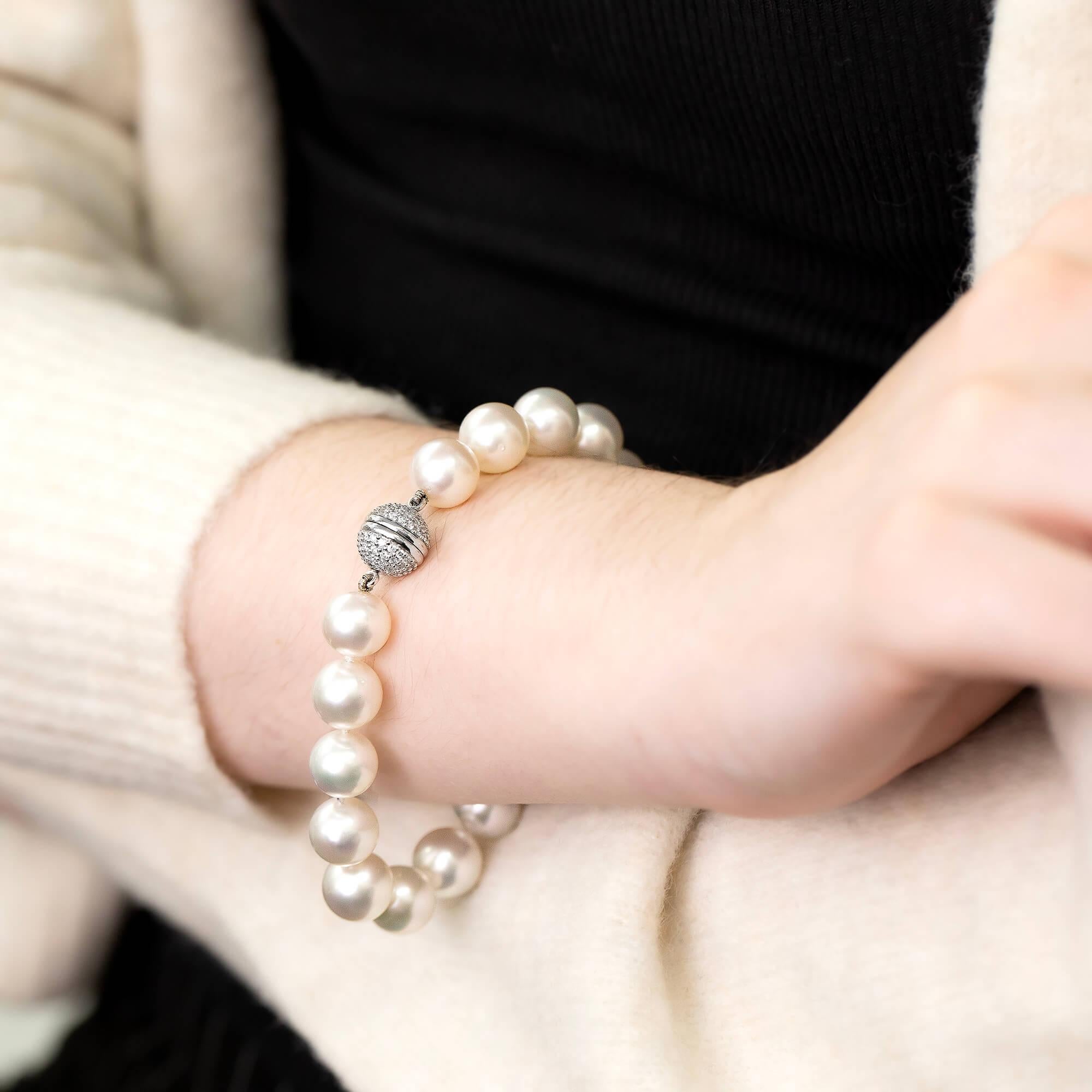 Modernes Südseeperlenarmband mit einzeln geknoteten Perlen und einem diamantbesetzten Verschluss. Die Schließe hat einen Gewindepfosten zum Einschrauben für sicheren Halt.

Edelstein: Siebzehn runde Südseeperlen (verjüngt von 9 mm - 10 mm