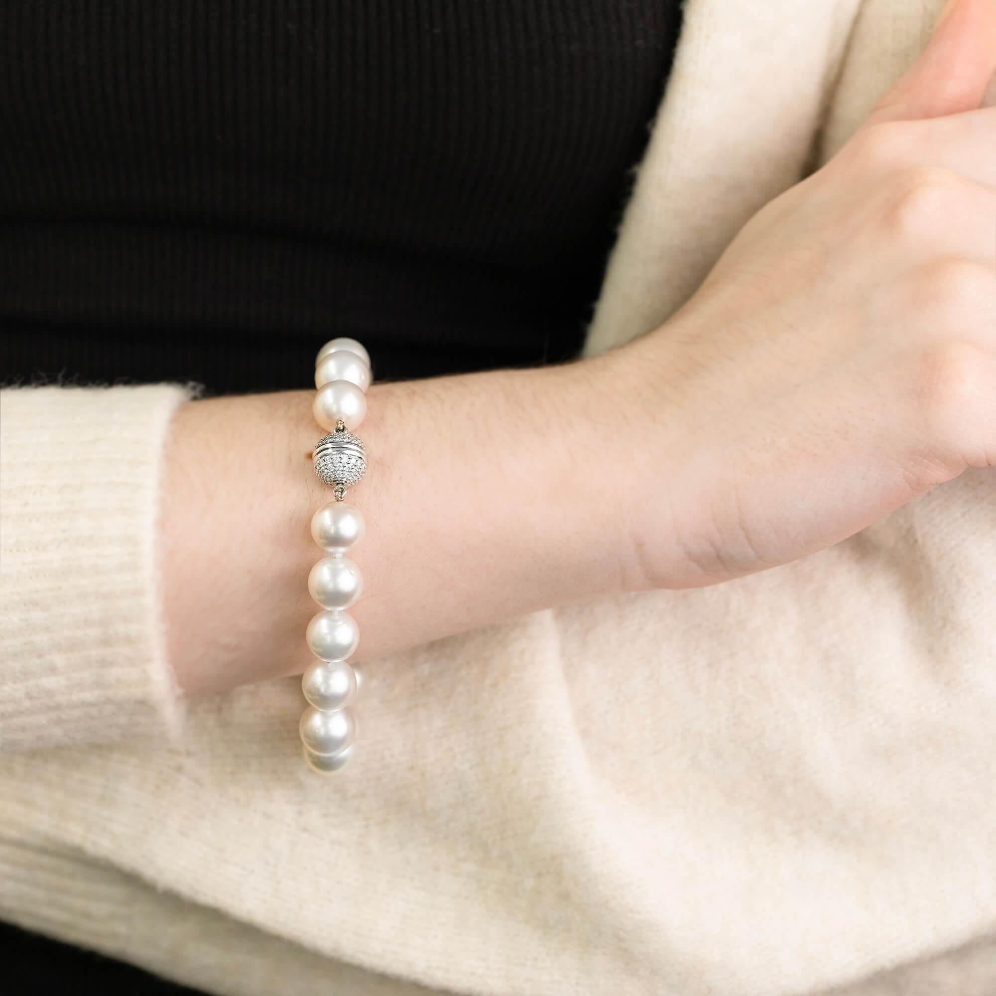 South Sea Pearl Bracelet with Diamond Set Clasp Circa 2000 In Good Condition For Sale In ADELAIDE, SA
