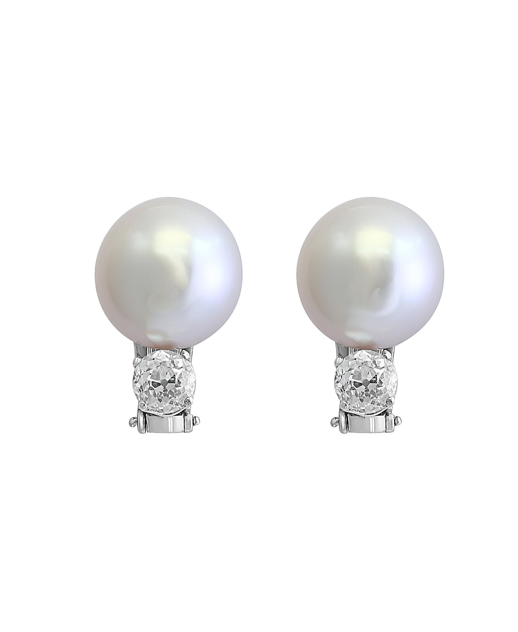 South Sea Pearl Day and Night Solitaire Diamond Cocktail Stud Earrings 18K Gold In Excellent Condition In New York, NY