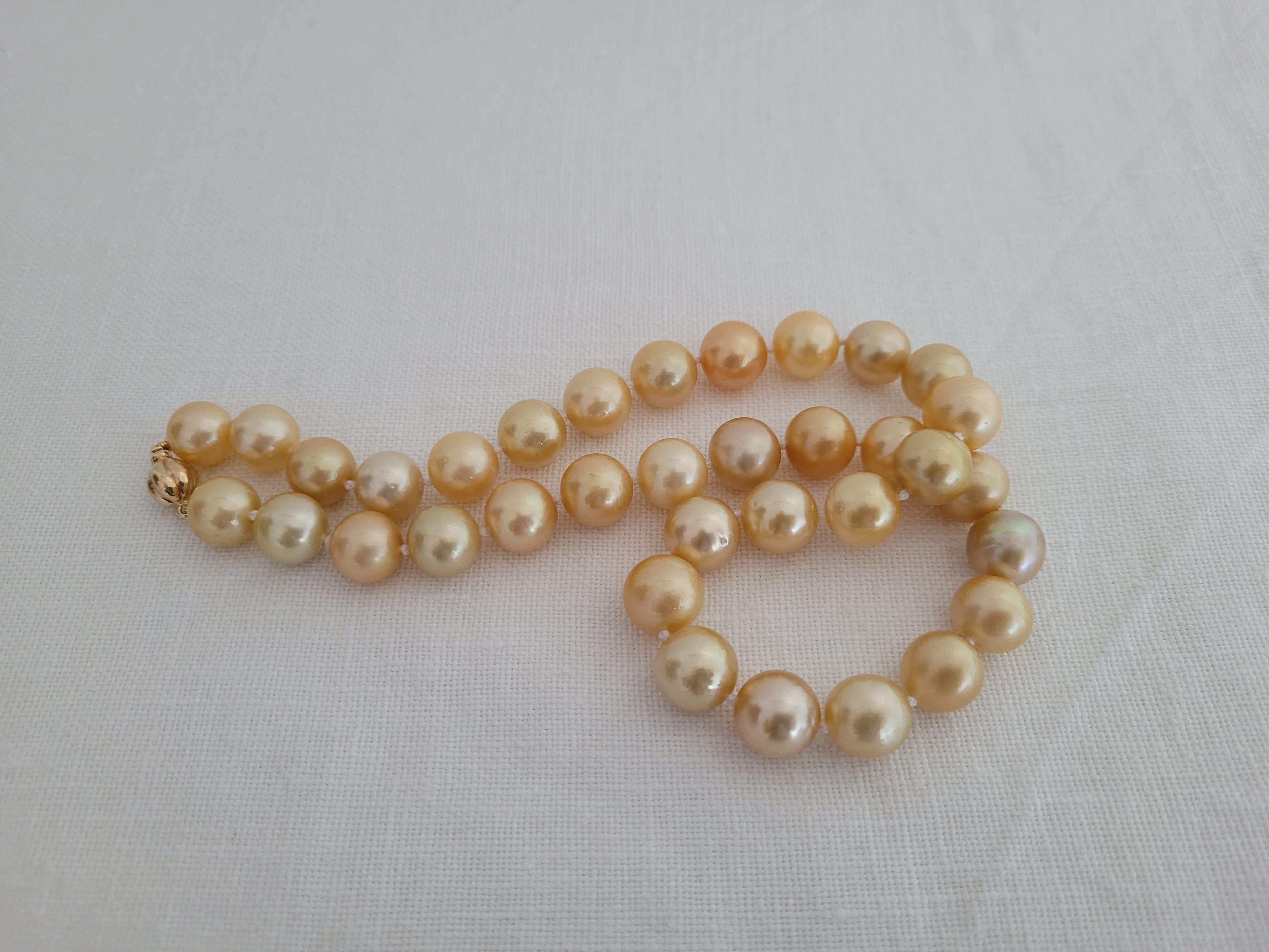 A Natural Color South Sea Pearls necklace

- Size of Pearls 11-12 mm of diameter.

- Pearls from Pinctada Maxima Oyster

- Origin: Indonesia ocean waters

- Natural Color Deep Golden 

- High Natural luster and orient

- Pearls of Round shape

-