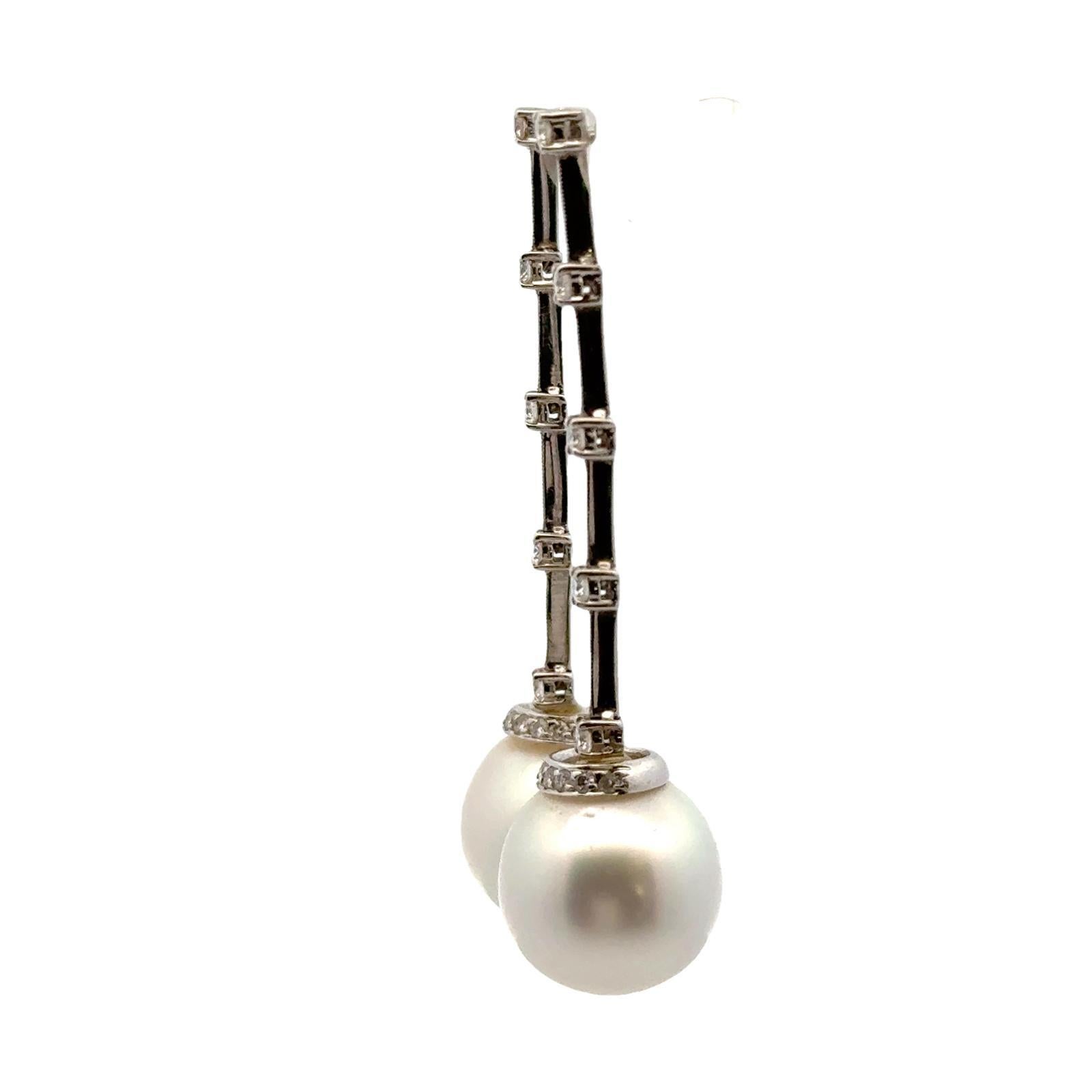 South Sea Pearl Diamond 18 Karat White Gold Dangle Drop Earrings In Excellent Condition For Sale In Boca Raton, FL