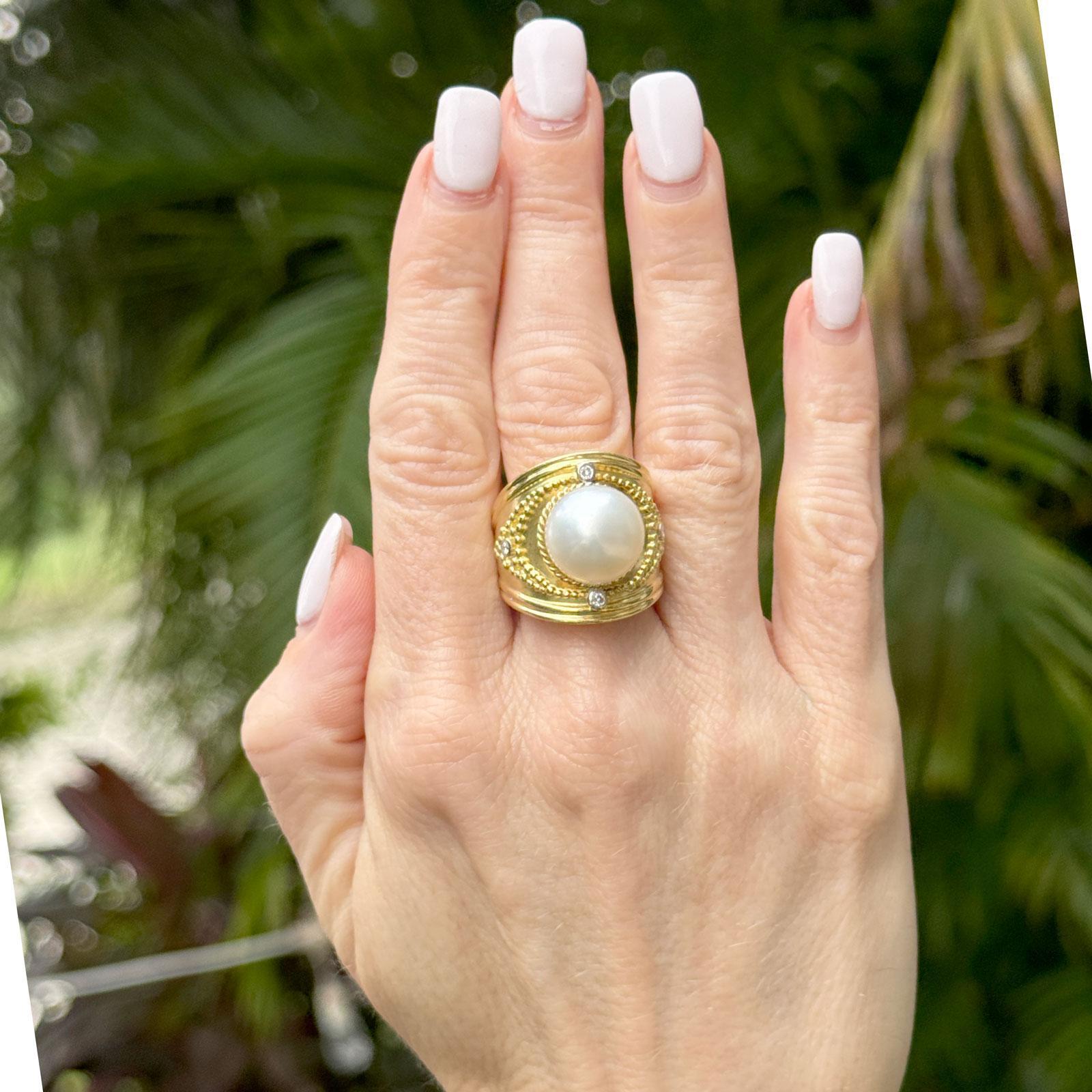 Cette exquise bague cocktail en perles des mers du Sud, réalisée en or jaune 18 carats, présente un luxueux design d'inspiration étrusque. Au centre de l'anneau se trouve une superbe perle des mers du Sud de 12,8 mm, réputée pour son riche lustre et