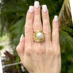 Bague cocktail de style étrusque en or jaune 18 carats avec perles des mers du Sud et diamants