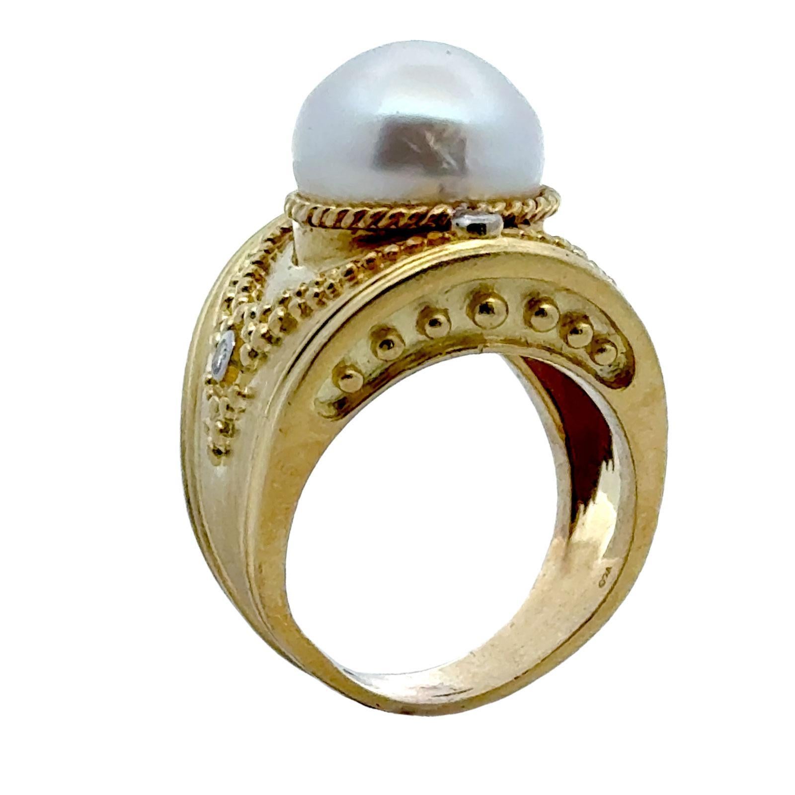 Moderne Bague cocktail de style étrusque en or jaune 18 carats avec perles des mers du Sud et diamants en vente