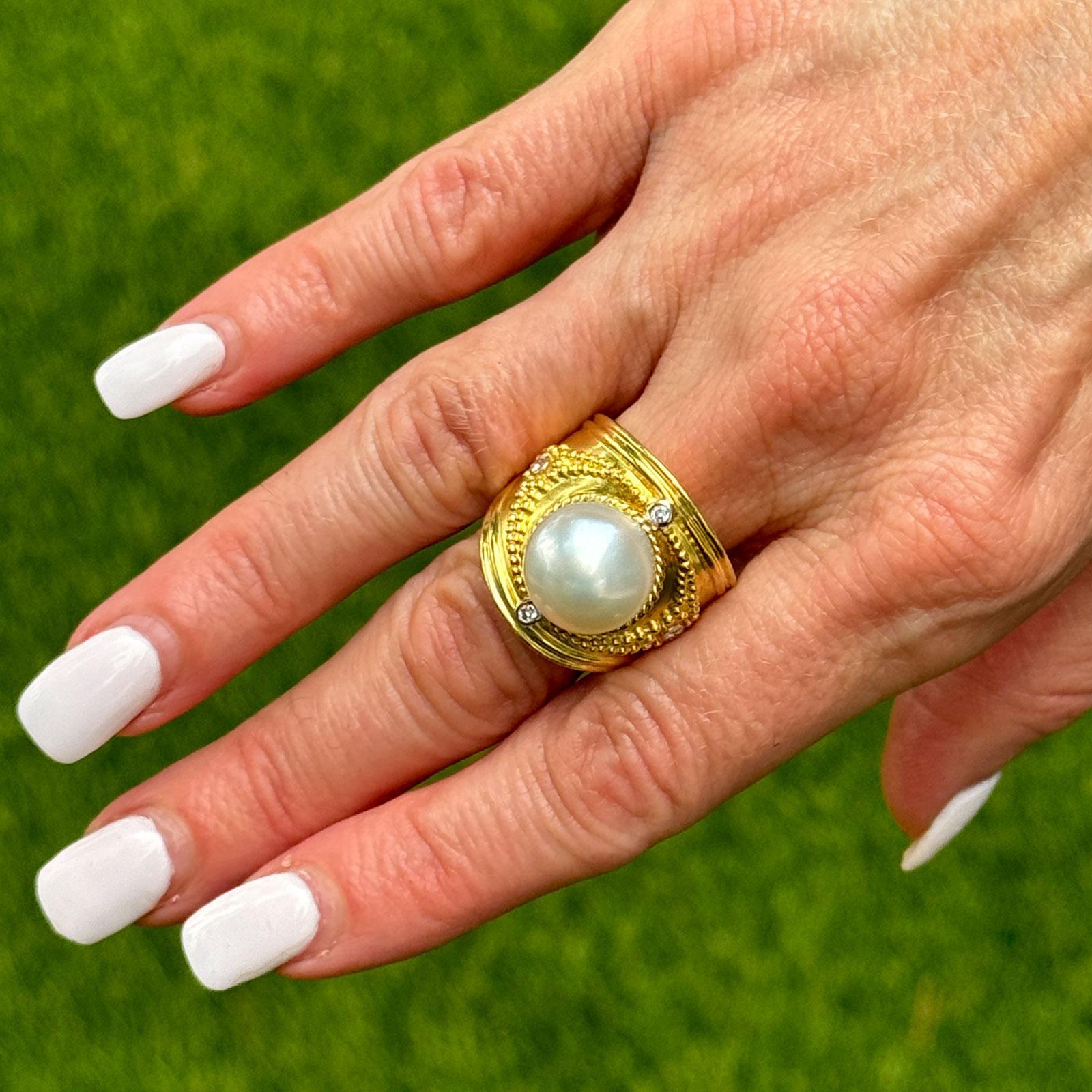 Taille ronde Bague cocktail de style étrusque en or jaune 18 carats avec perles des mers du Sud et diamants en vente