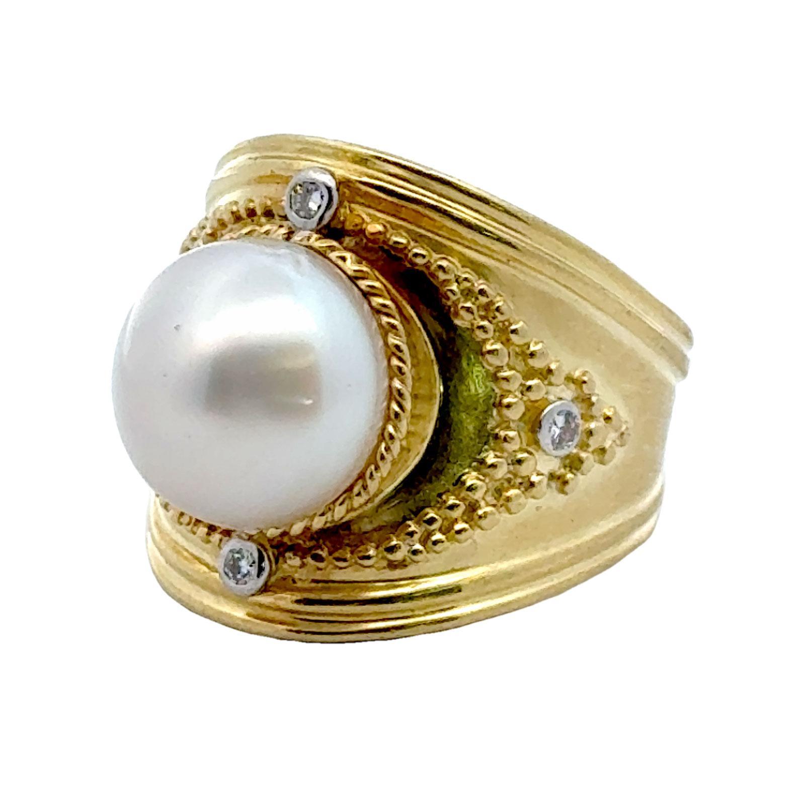 Bague cocktail de style étrusque en or jaune 18 carats avec perles des mers du Sud et diamants Excellent état - En vente à Boca Raton, FL