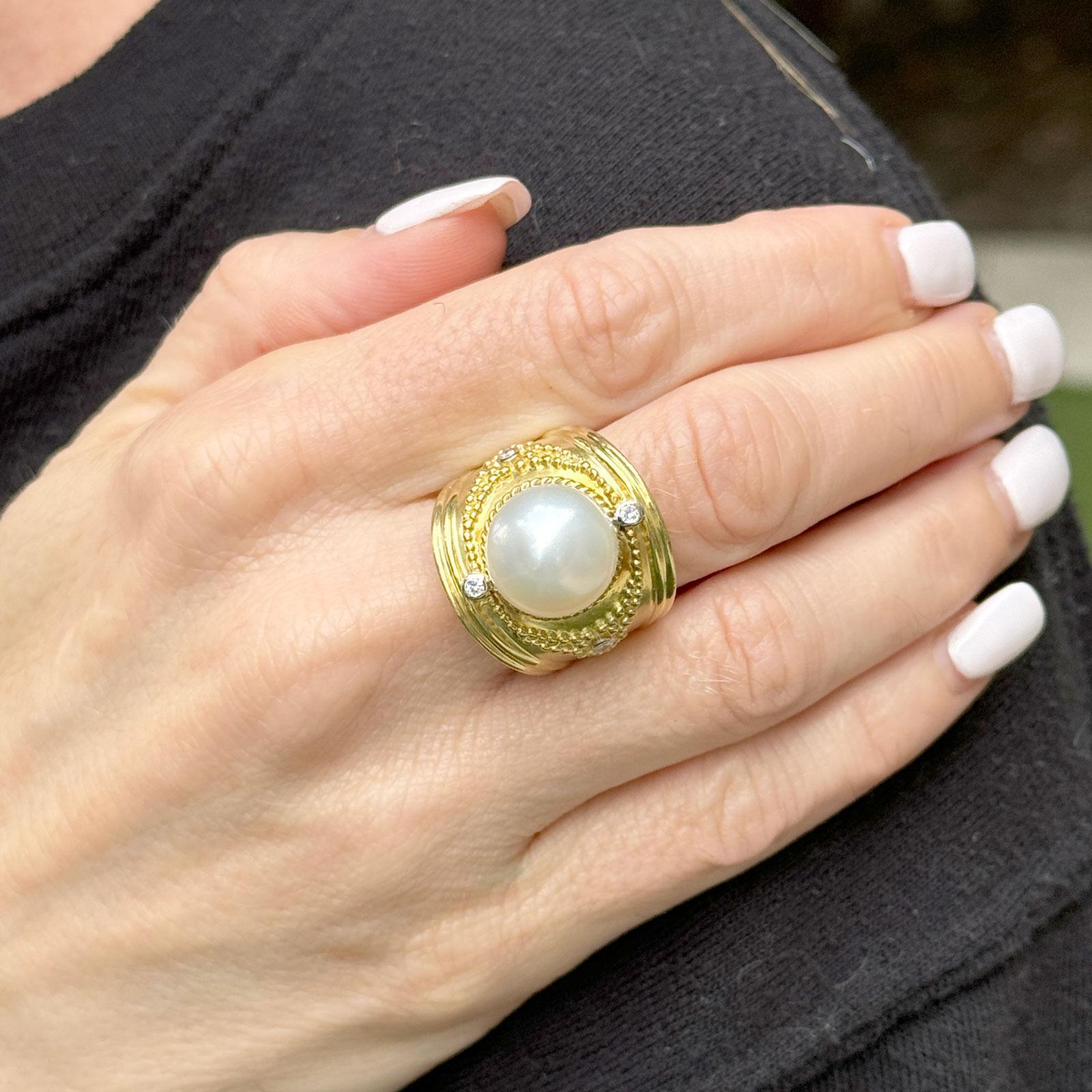 Bague cocktail de style étrusque en or jaune 18 carats avec perles des mers du Sud et diamants Pour femmes en vente
