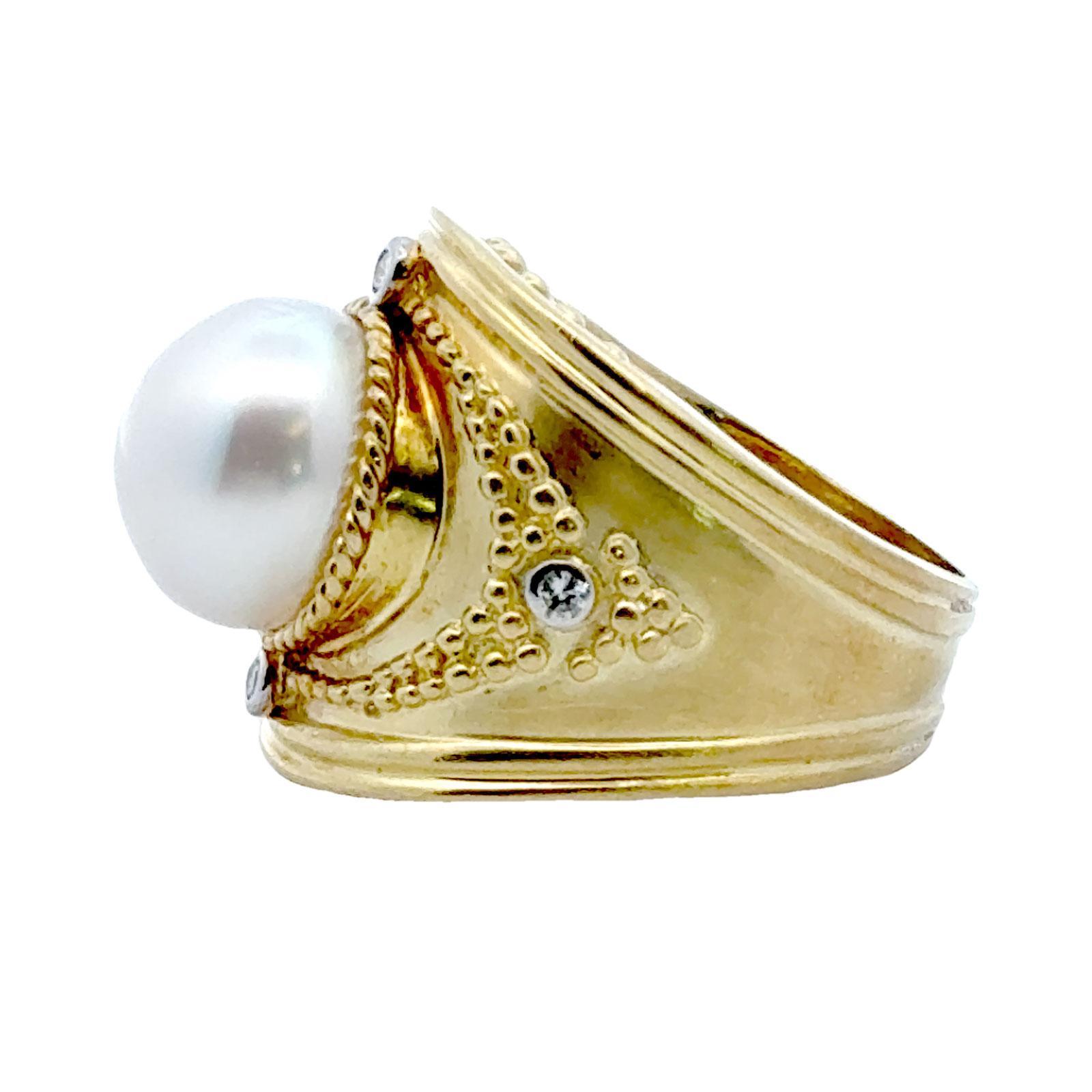 Bague cocktail de style étrusque en or jaune 18 carats avec perles des mers du Sud et diamants en vente 1