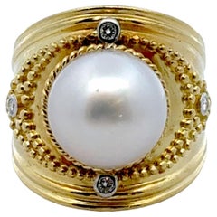 Anillo de cóctel estilo etrusco en oro amarillo de 18 quilates con perlas del mar del sur y diamantes