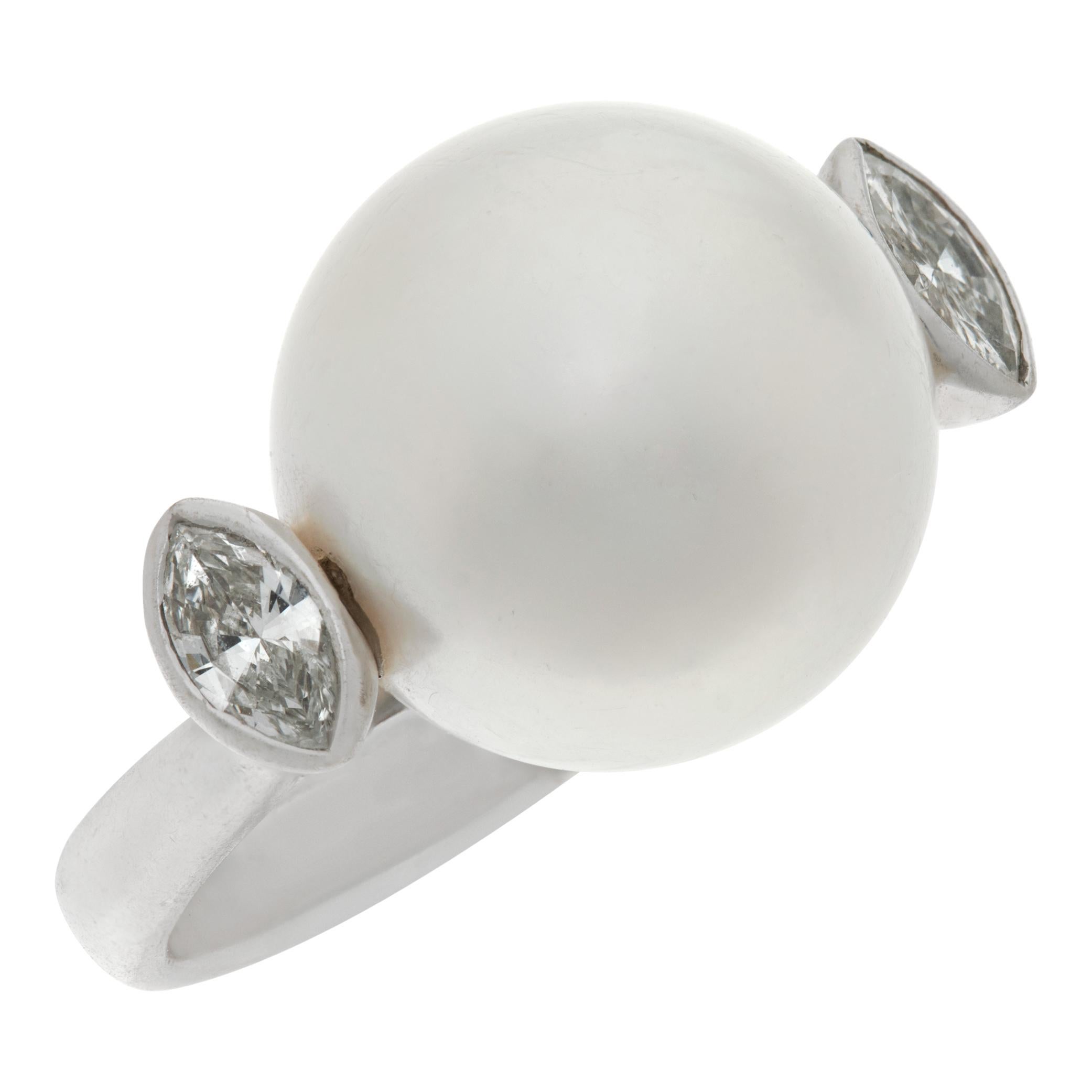 Bague en or blanc 18 carats avec perles des mers du Sud et diamants Excellent état - En vente à Surfside, FL