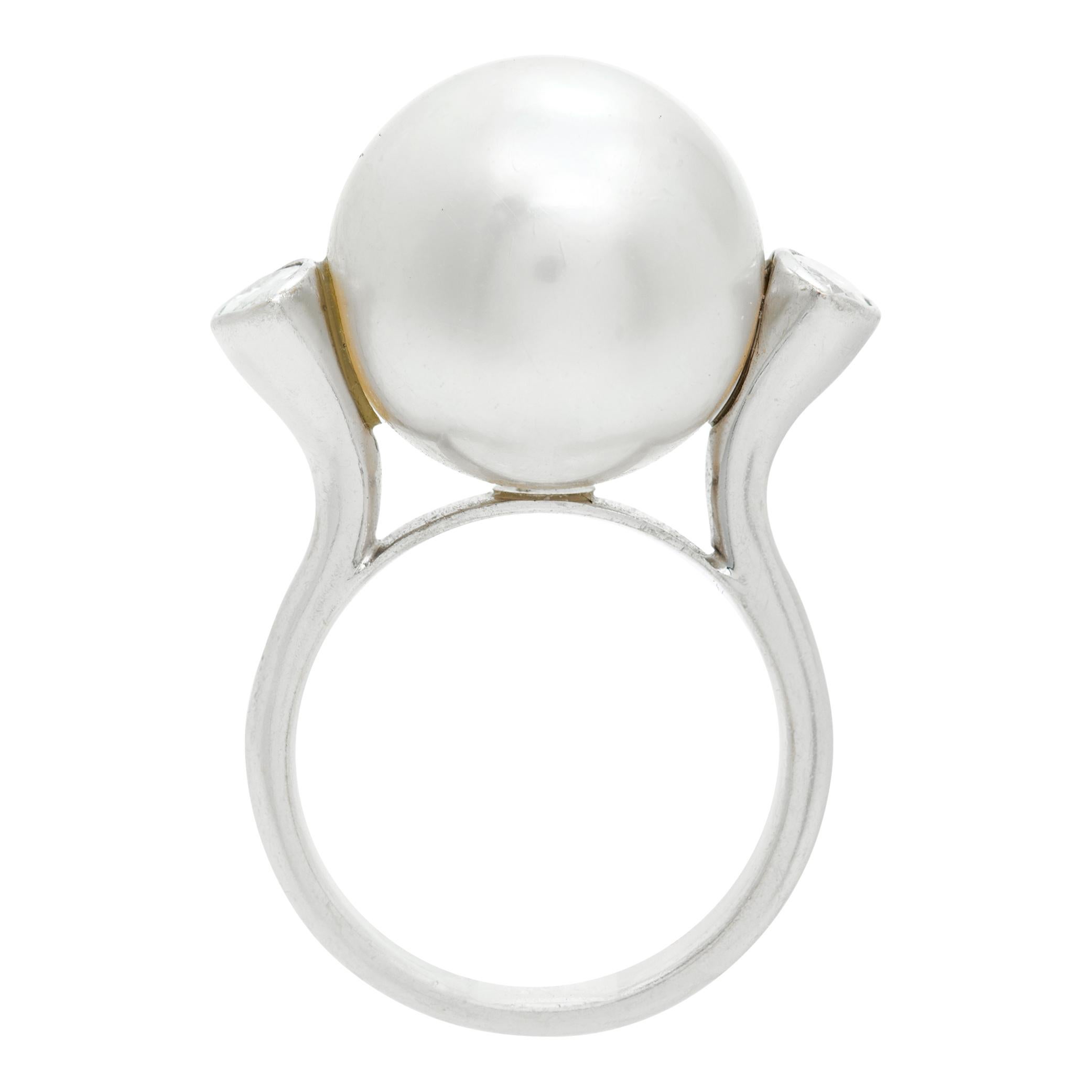 Bague en or blanc 18 carats avec perles des mers du Sud et diamants Pour femmes en vente