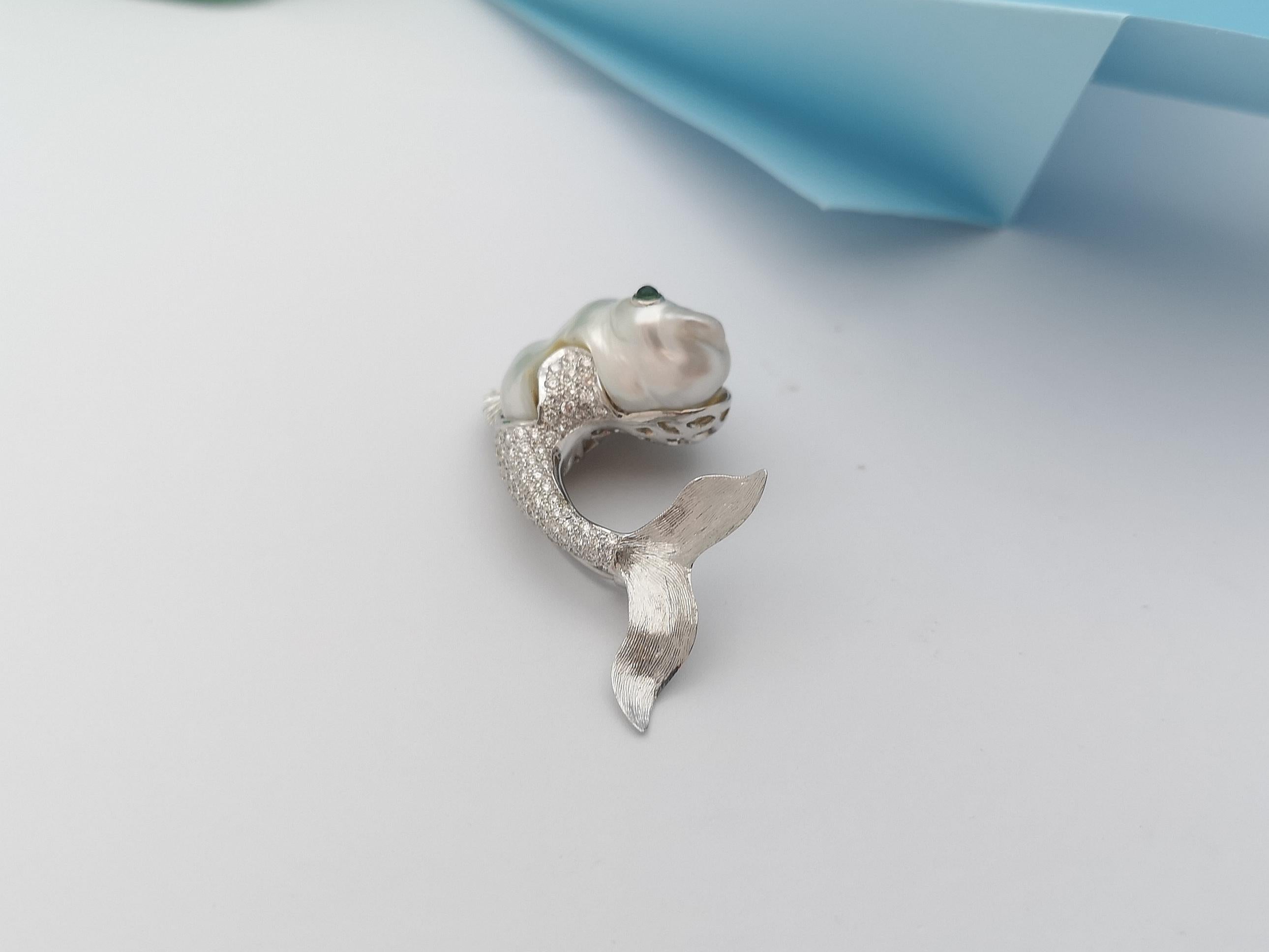 South Sea Pearl, Diamond and Emerald Fish Brooch Set in 18k White Gold Settings In New Condition In Bangkok, TH