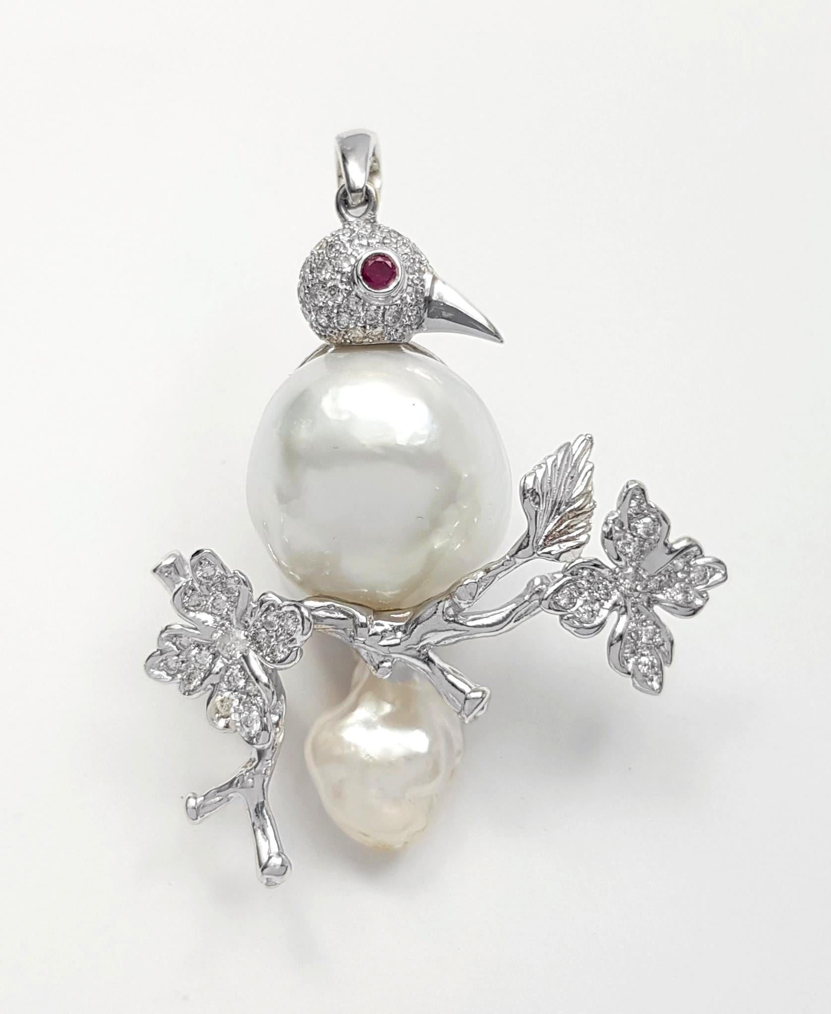 Colgante de Perla del Mar del Sur, Diamante y Rubí Pájaro engastado en Oro Blanco de 14K Contemporáneo en venta