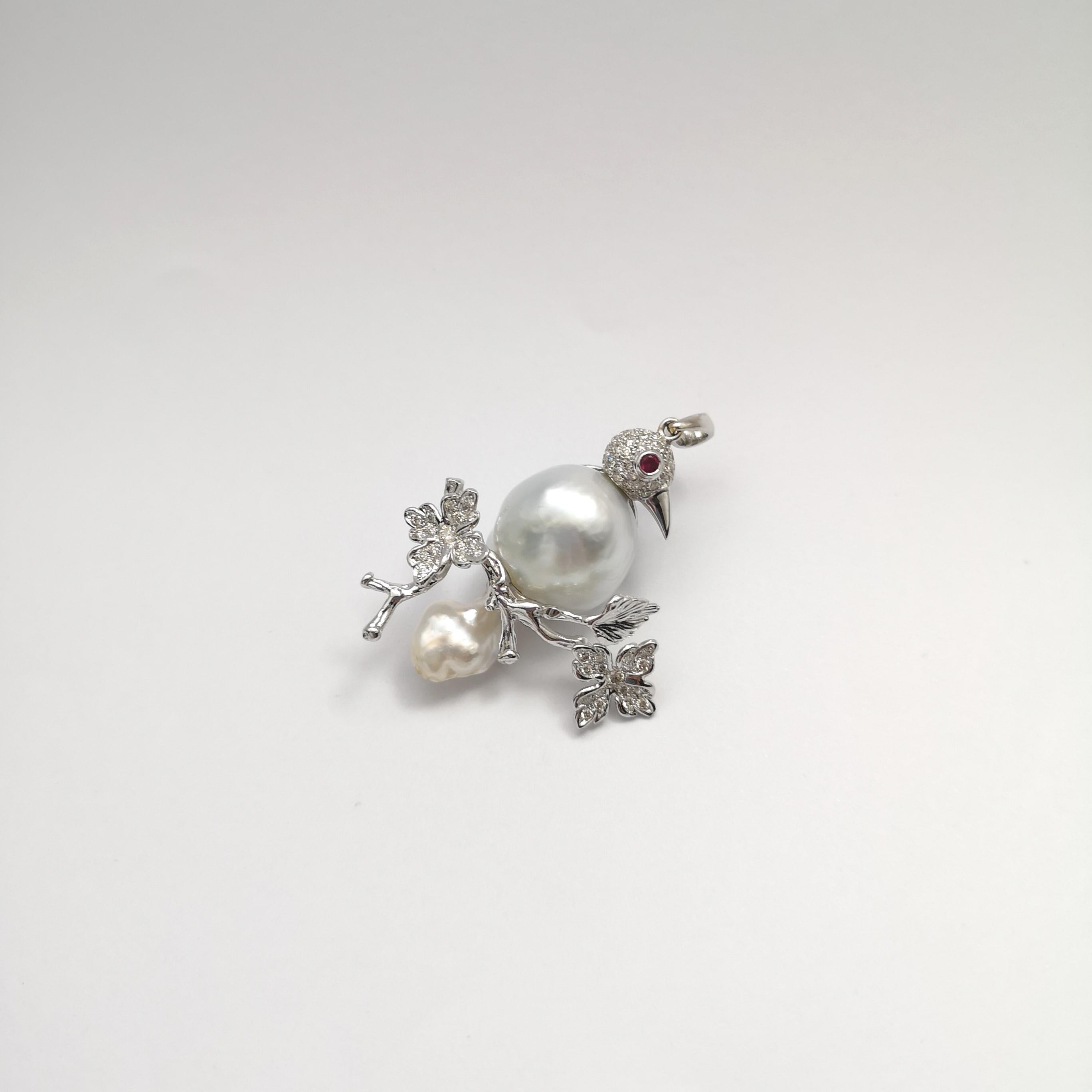 Colgante de Perla del Mar del Sur, Diamante y Rubí Pájaro engastado en Oro Blanco de 14K en Nuevo estado para la venta en Bangkok, TH