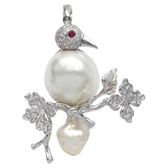 Pendentif oiseau en or blanc 14K avec perles des mers du Sud, diamants et rubis