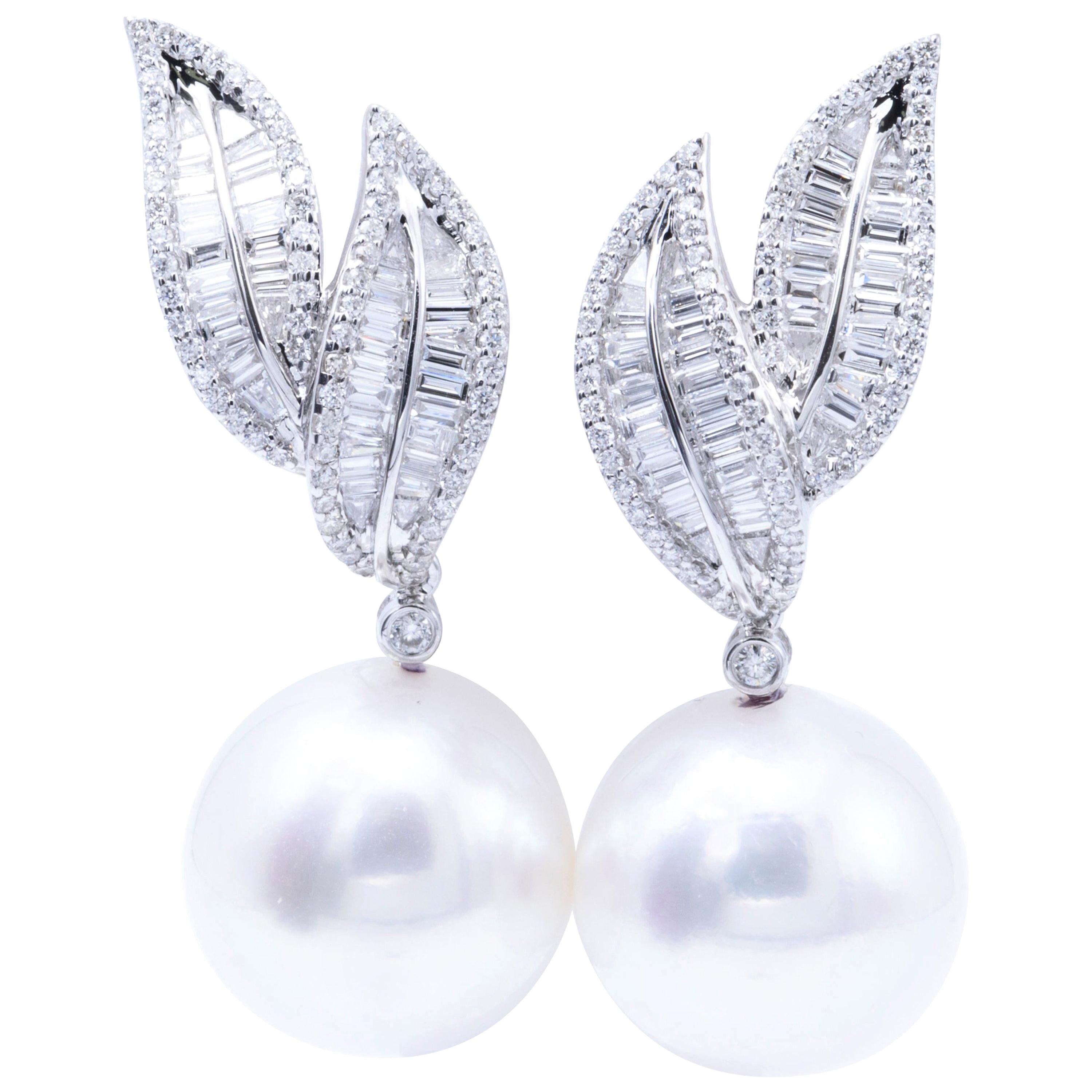 Pendants d'oreilles en or 18 carats 14-15 mm avec perles des mers du Sud et diamants baguettes 1,60 carat en vente