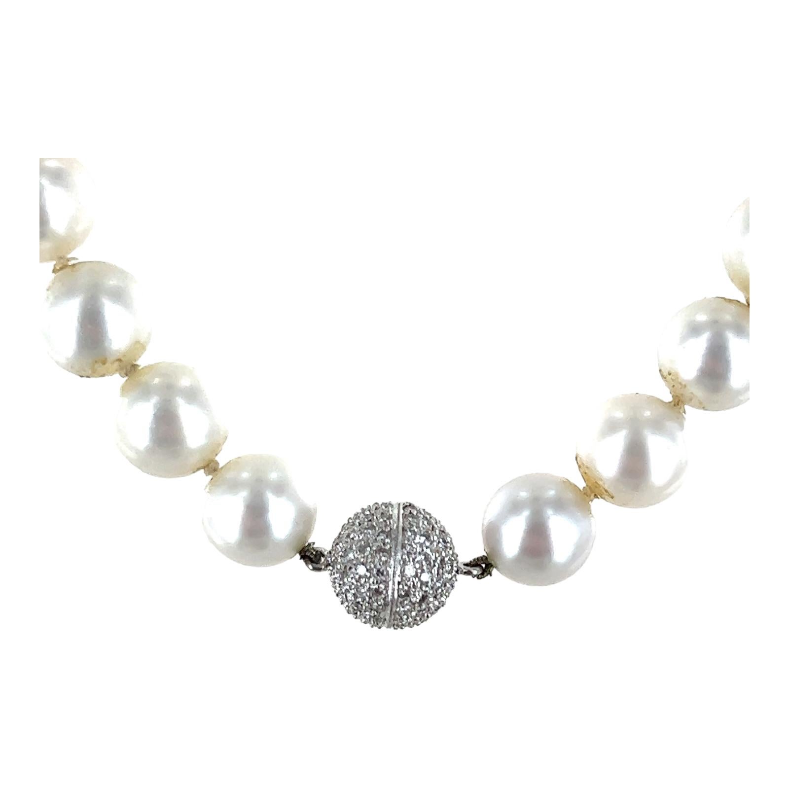 South Sea Pearl Diamond Ball Clasp 18 Karat White Gold Graduated Necklace 17In In Excellent Condition In Boca Raton, FL