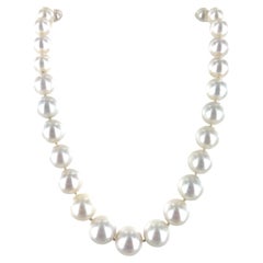 Perle des mers du Sud Diamant Ball and Ball Clasp Or blanc 18 carats Collier Gradué 17In