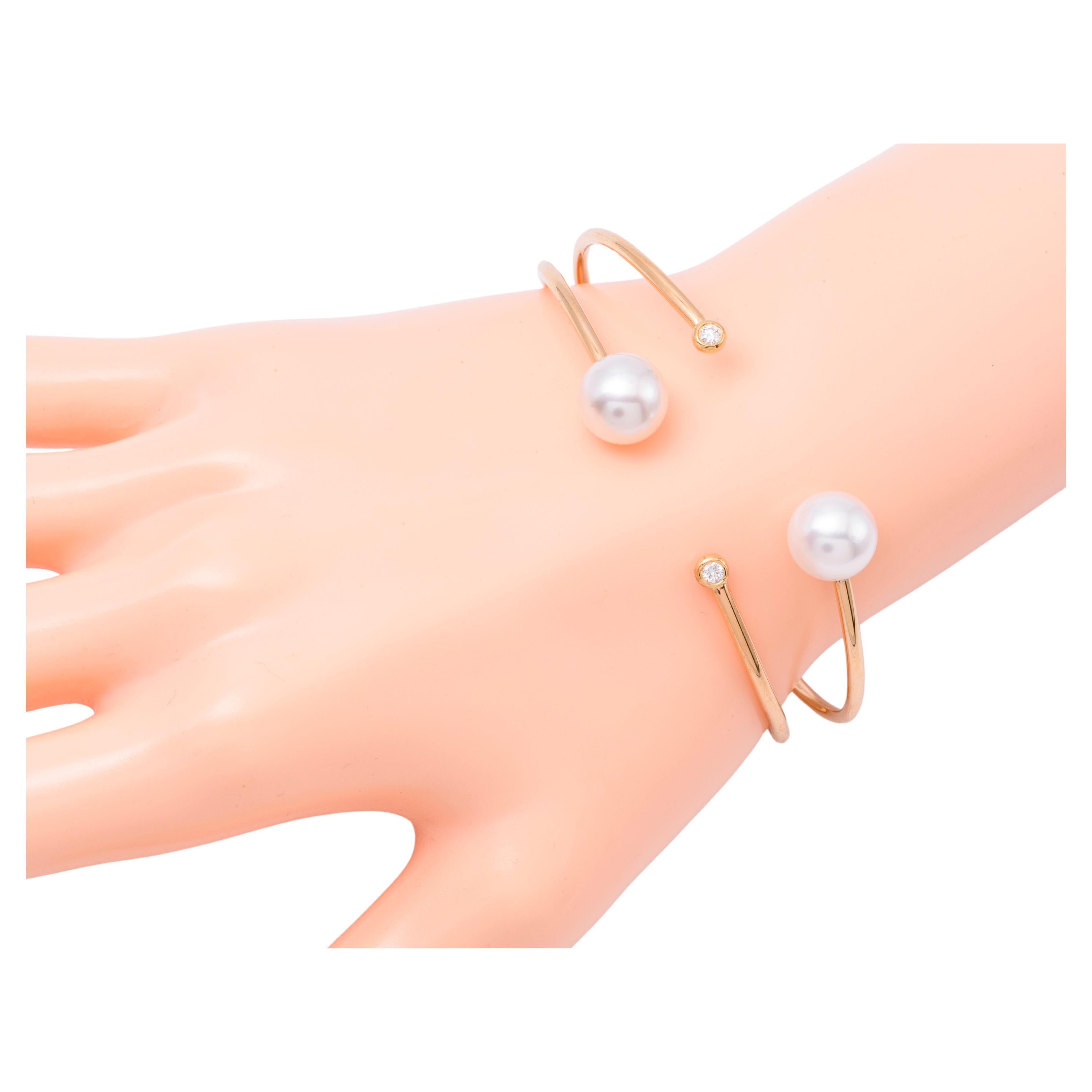 Women's South Sea Pearl Diamond Bangle Bracelet 0.12 CTS 9.5-10 MM 18 Karat Yellow Gold  For Sale