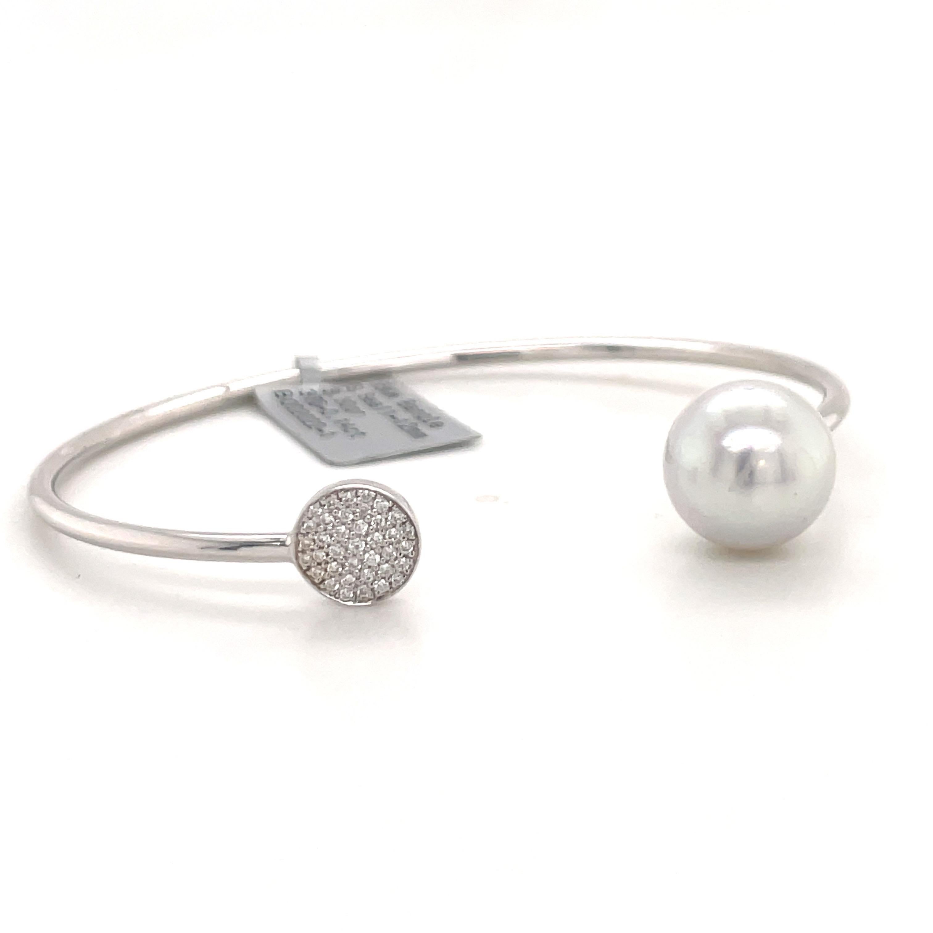 18 Karat White gold bangle bracelet featuring one South Sea Pearl measuring 11-12 MM with a diamond decorative circle containing 37 round brilliants 0.13 carats.
Color G-H
Clarity SI
Pearl can be changed to Tahitian, Pink Freshwater, Golden South