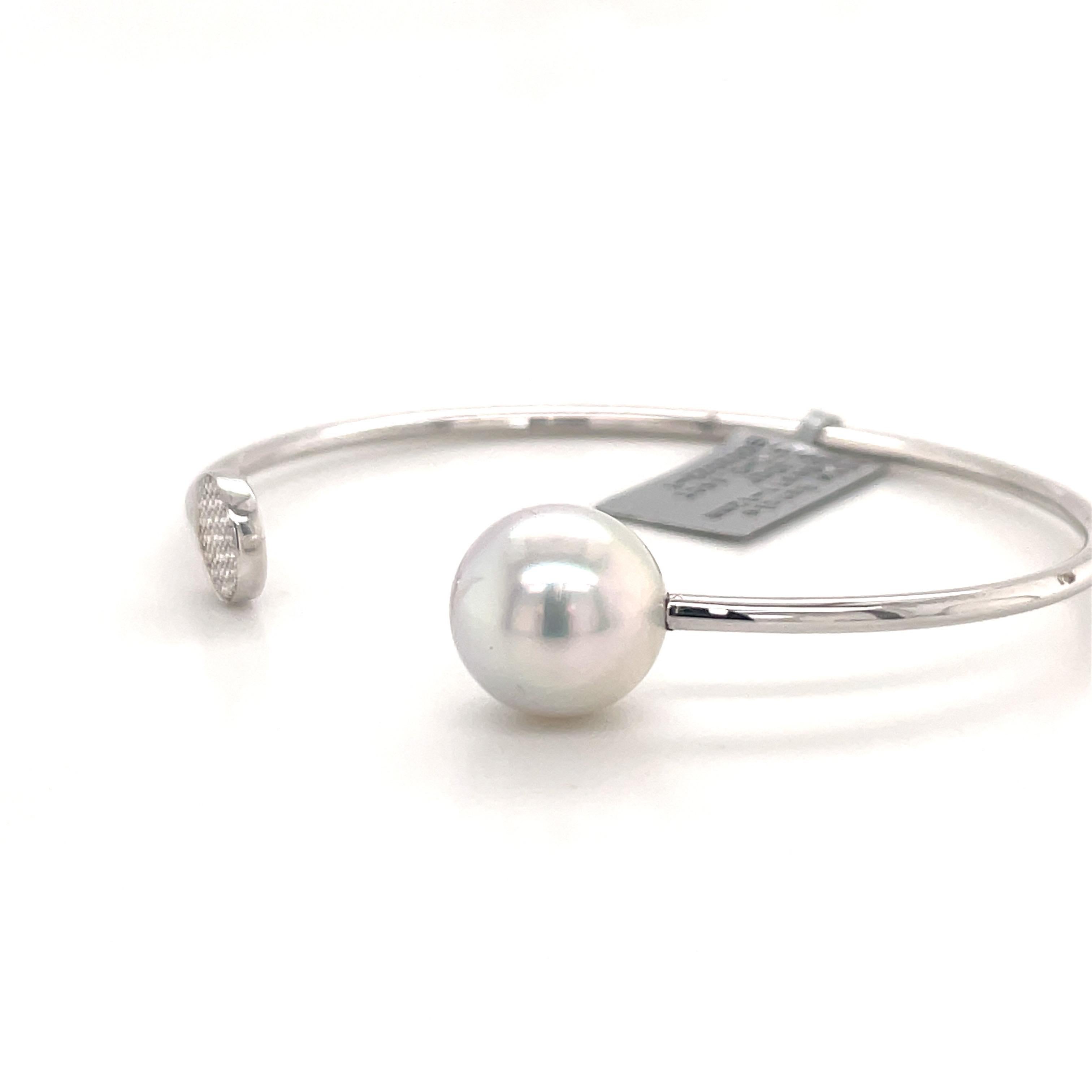 Round Cut South Sea Pearl Diamond Bangle Bracelet 0.13 Carats 18 Karat White Gold For Sale