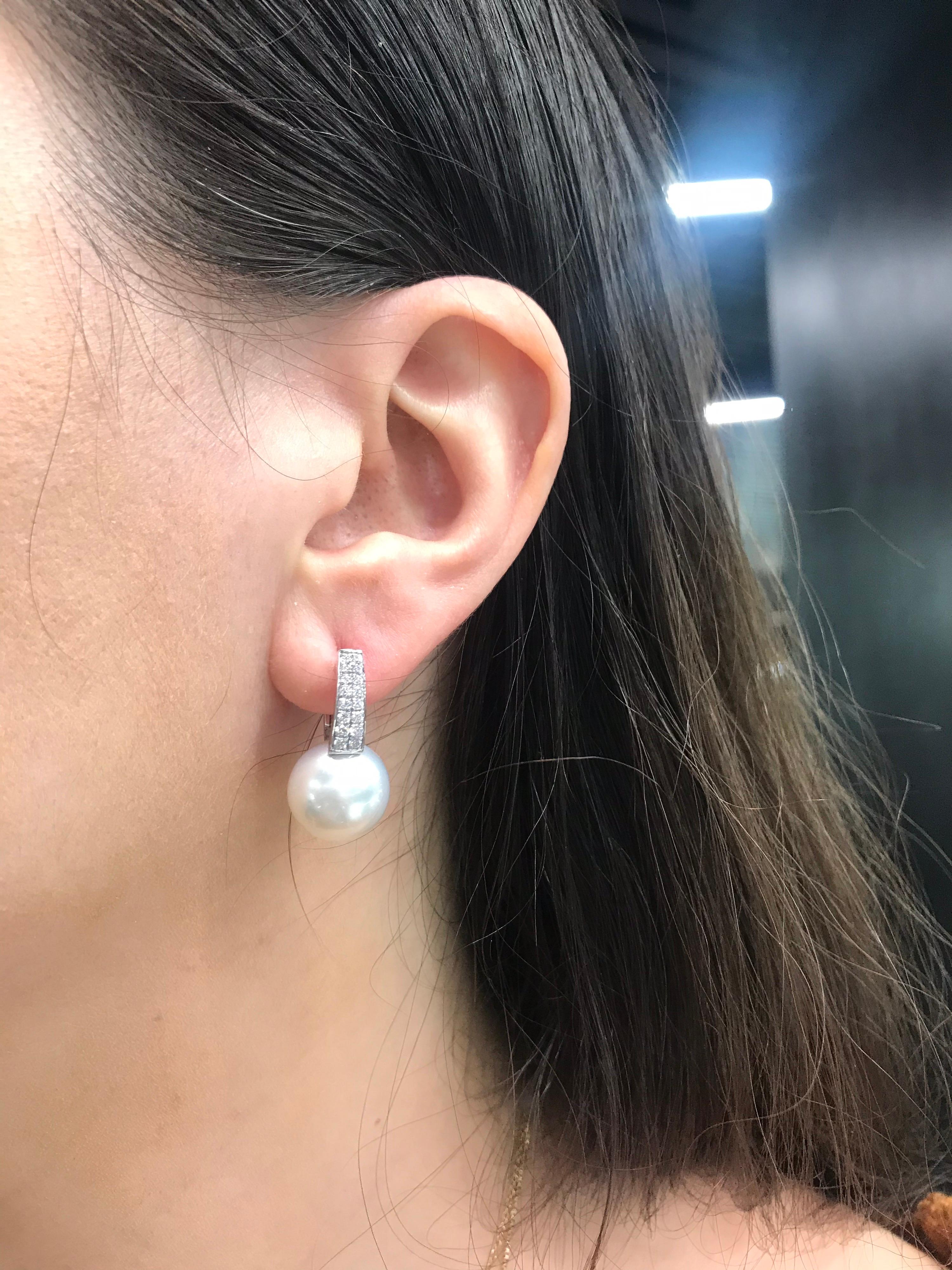 18K White gold drop earrings featuring two South Sea measuring 13-14 mm with round brilliants weighing 0.40 carats.
Color G-H
Clarity SI