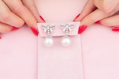 Orecchini a goccia con perle dei mari del sud e diamanti con design a fiocco di Ella Gafter