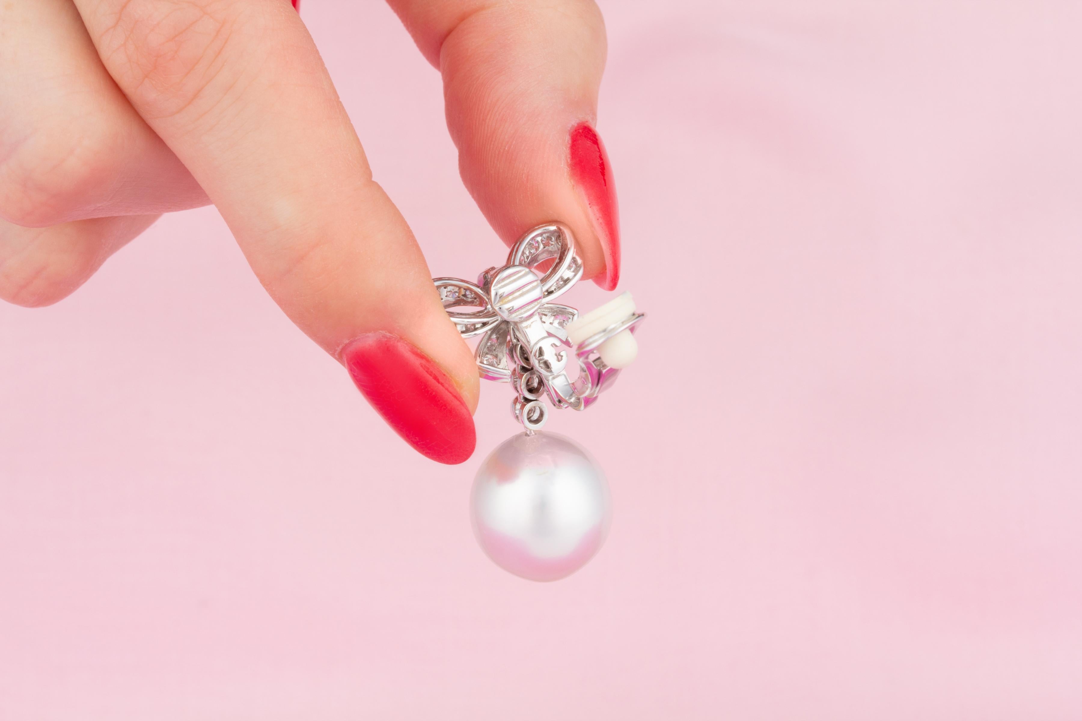 Pendientes de perlas del mar del Sur con diseño de lazo de diamantes de Ella Gafter en venta 1