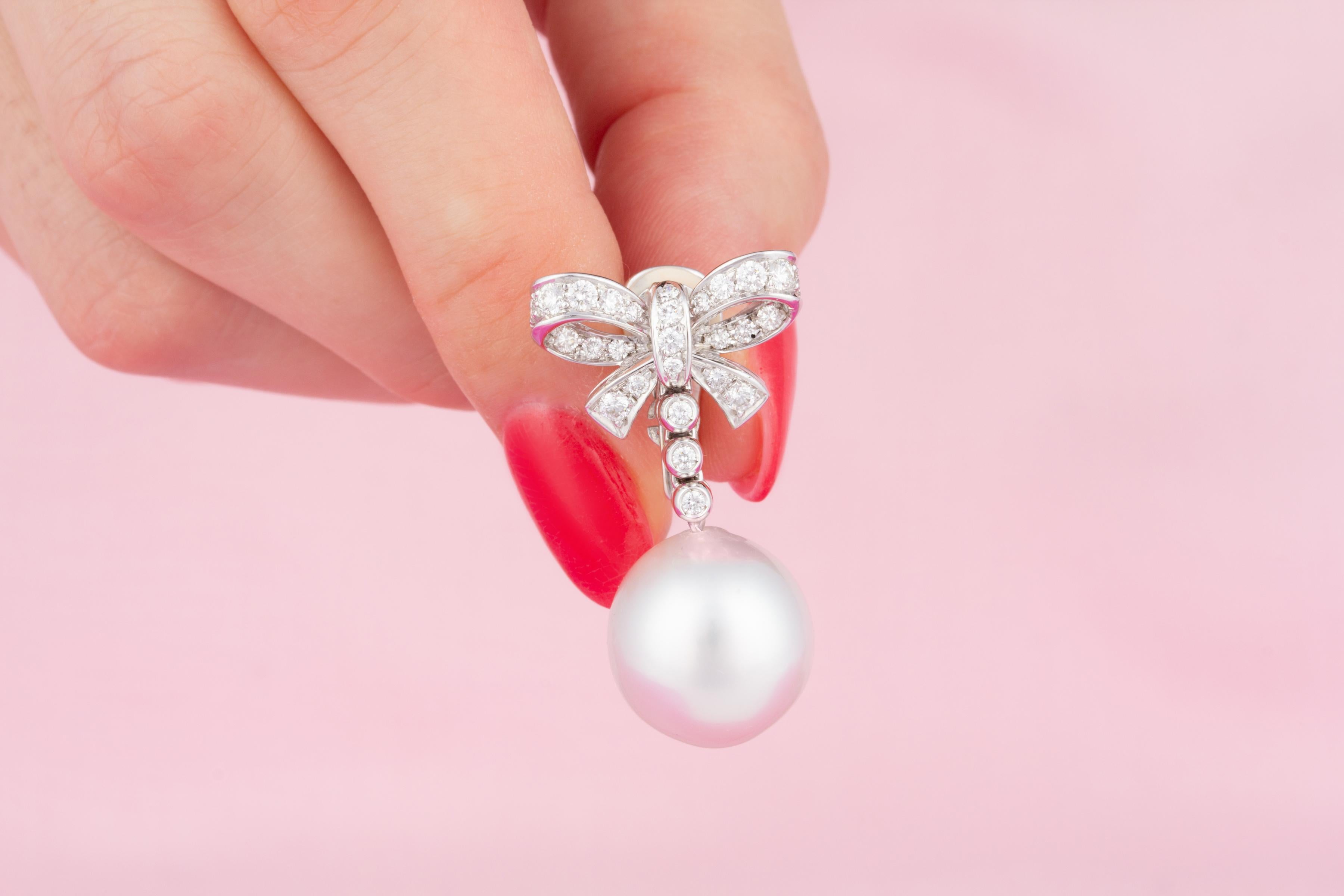 Pendientes de perlas del mar del Sur con diseño de lazo de diamantes de Ella Gafter en venta 2