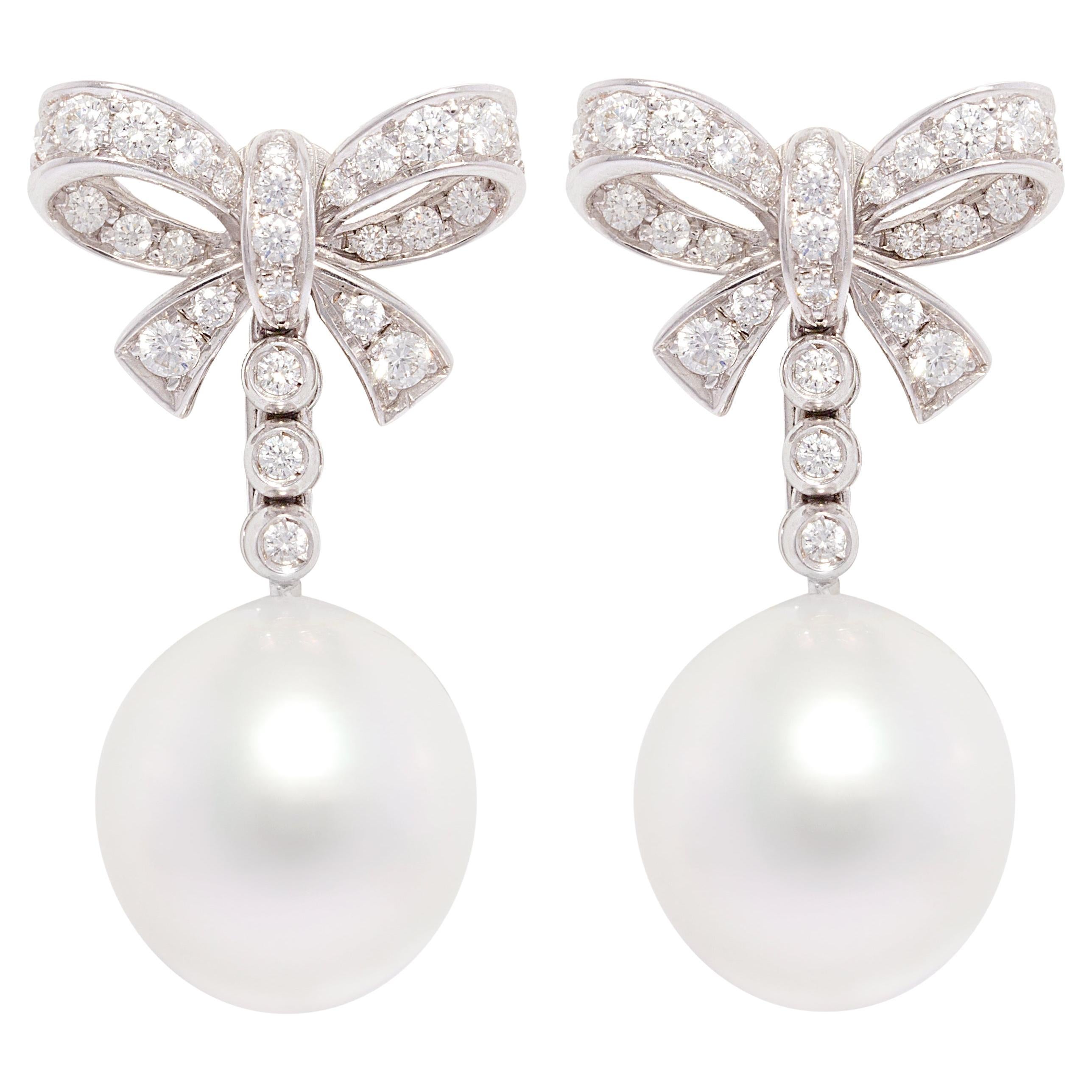 Pendientes de perlas del mar del Sur con diseño de lazo de diamantes de Ella Gafter en venta