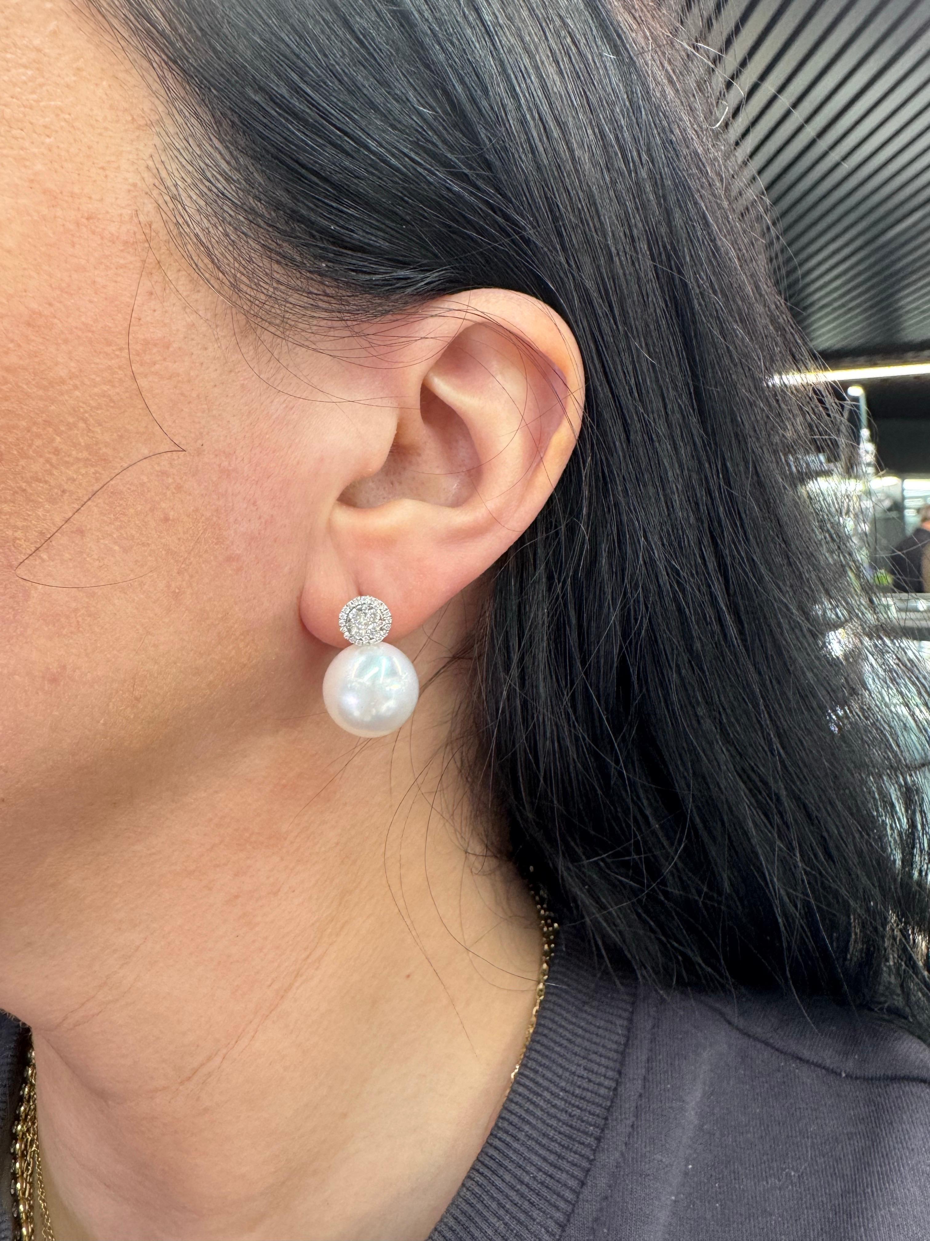 Donna Orecchini con perle dei mari del sud e diamanti a grappolo 0,54 carati in oro bianco 18 carati in vendita