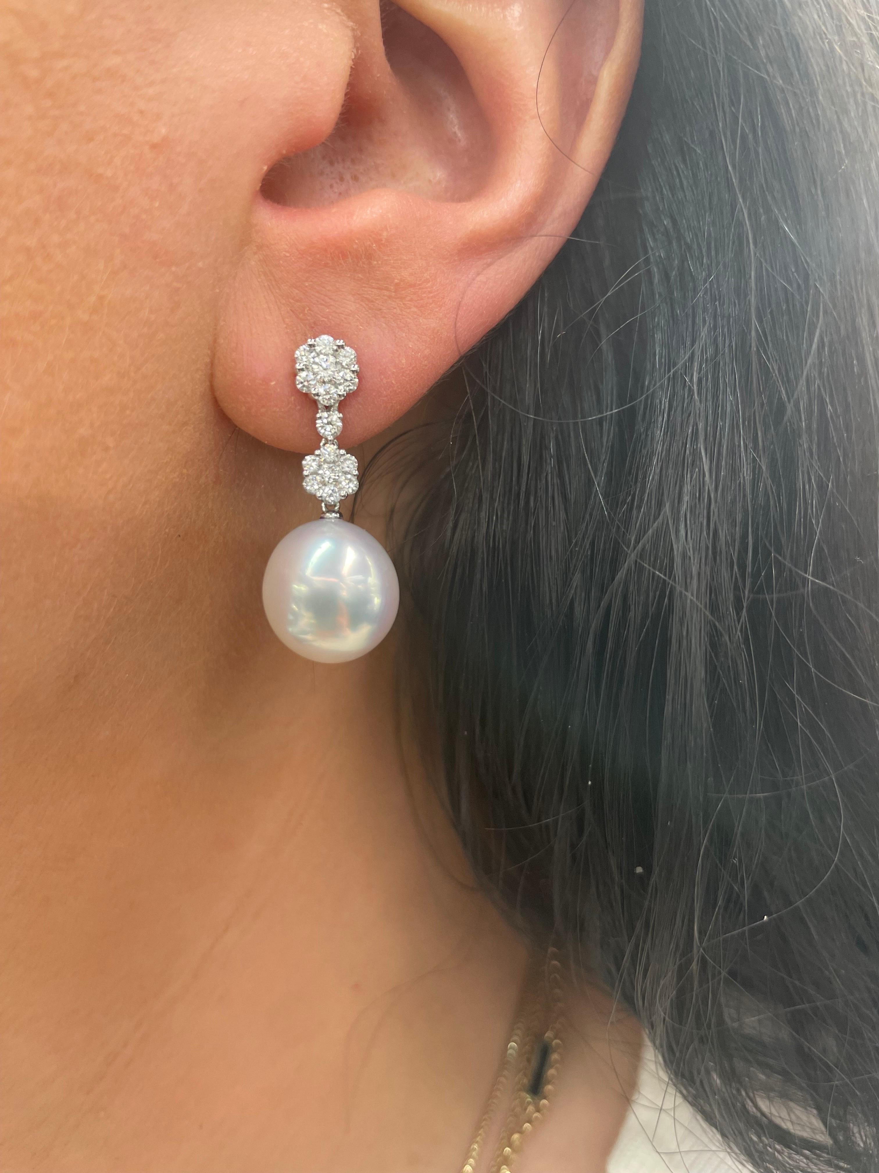 18 Karat White gold drop earrings featuring two South Sea Pearls measuring 11-12 mm and four diamond clusters containing 30 diamonds weighing 0.79 carats.
Pearl can be changed to Tahitian, Golden or Pink Pearl.
DM for more information.
