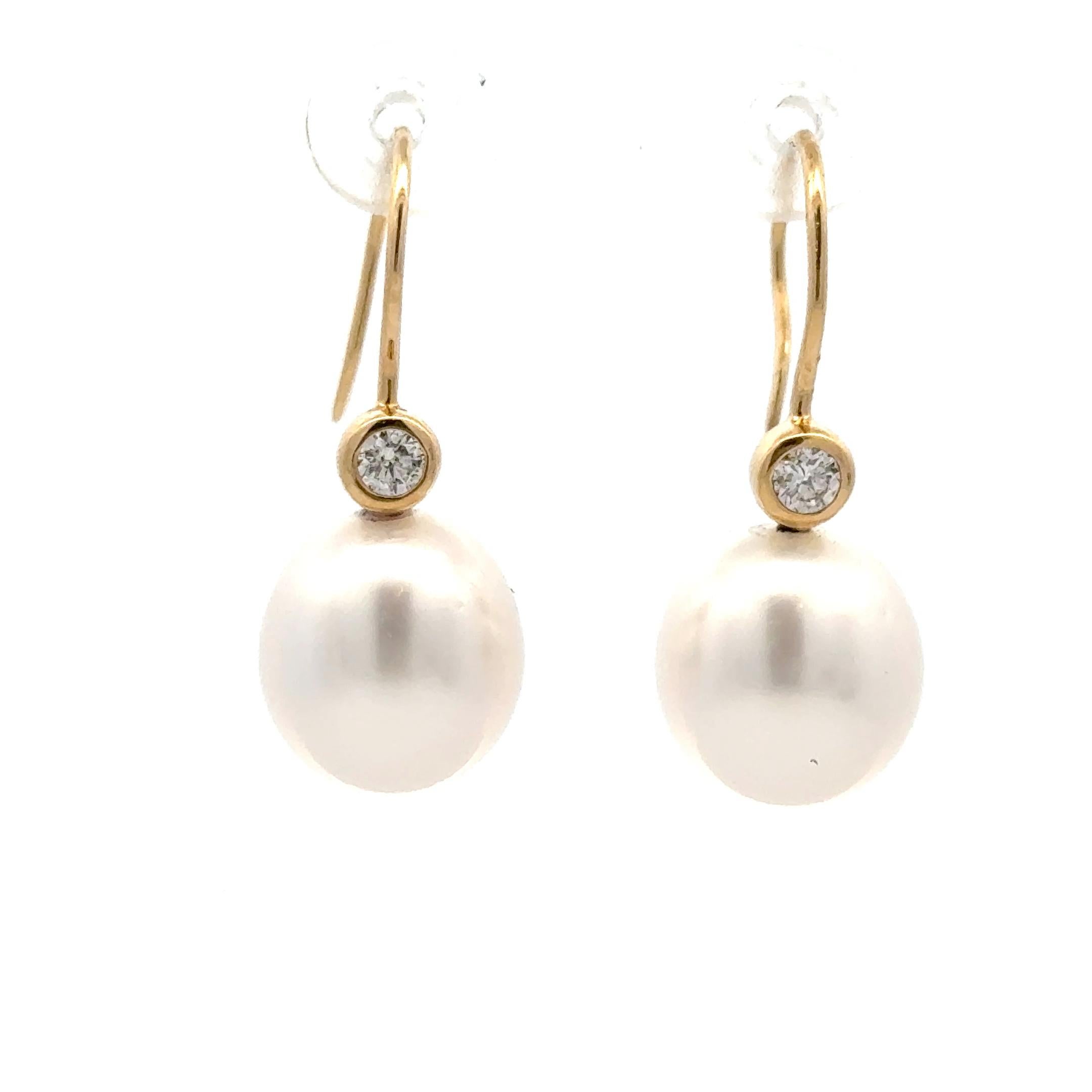 South Sea Pearl Diamond Drop Earrings 0.20 Carat 18 Karat Yellow Gold For Sale 1