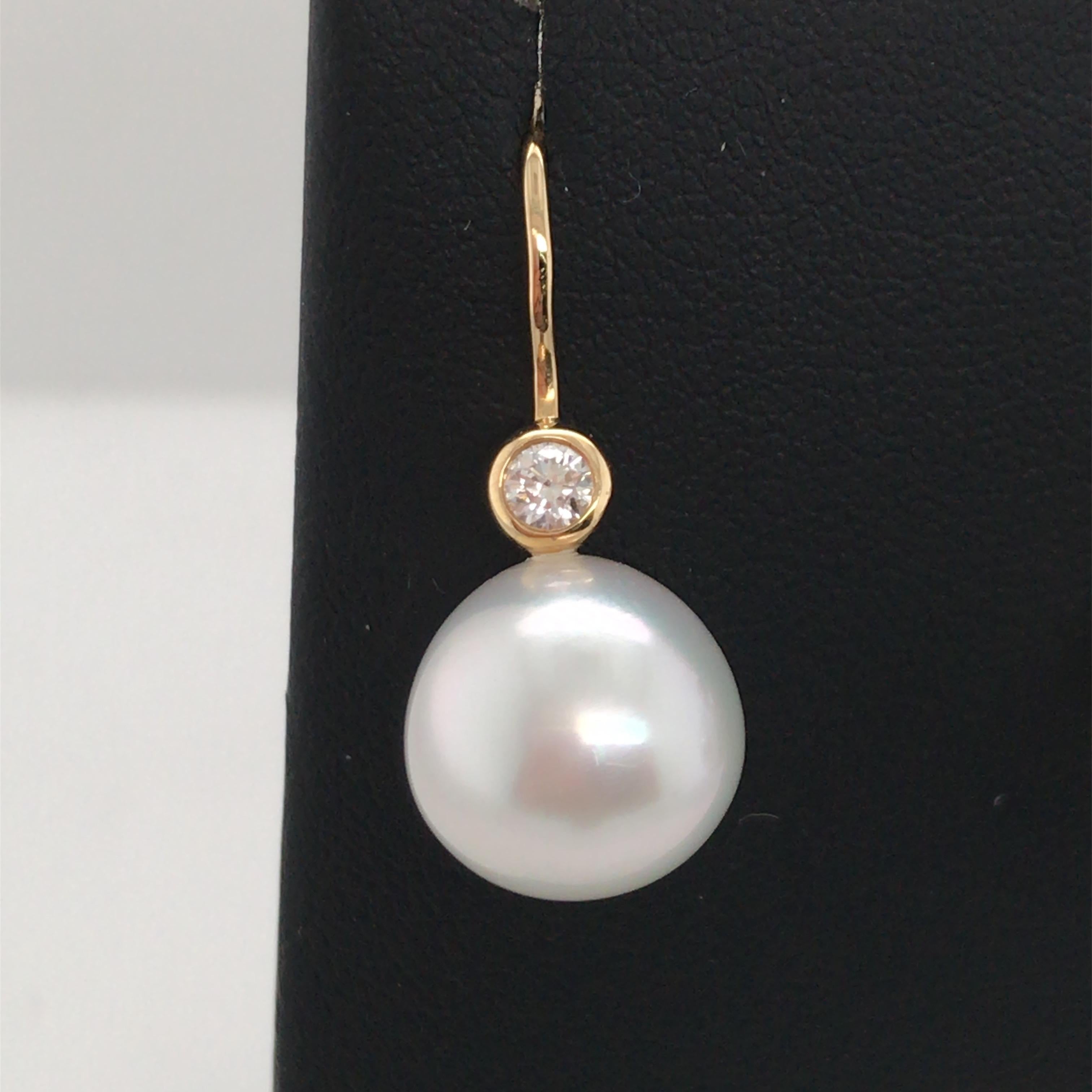 18K Yellow gold drop earring featuring two South Sea Pearls measuring 11-12 mm and two round brilliants weighing 0.20 carats in a bezel setting.
Color G-H
Clarity SI