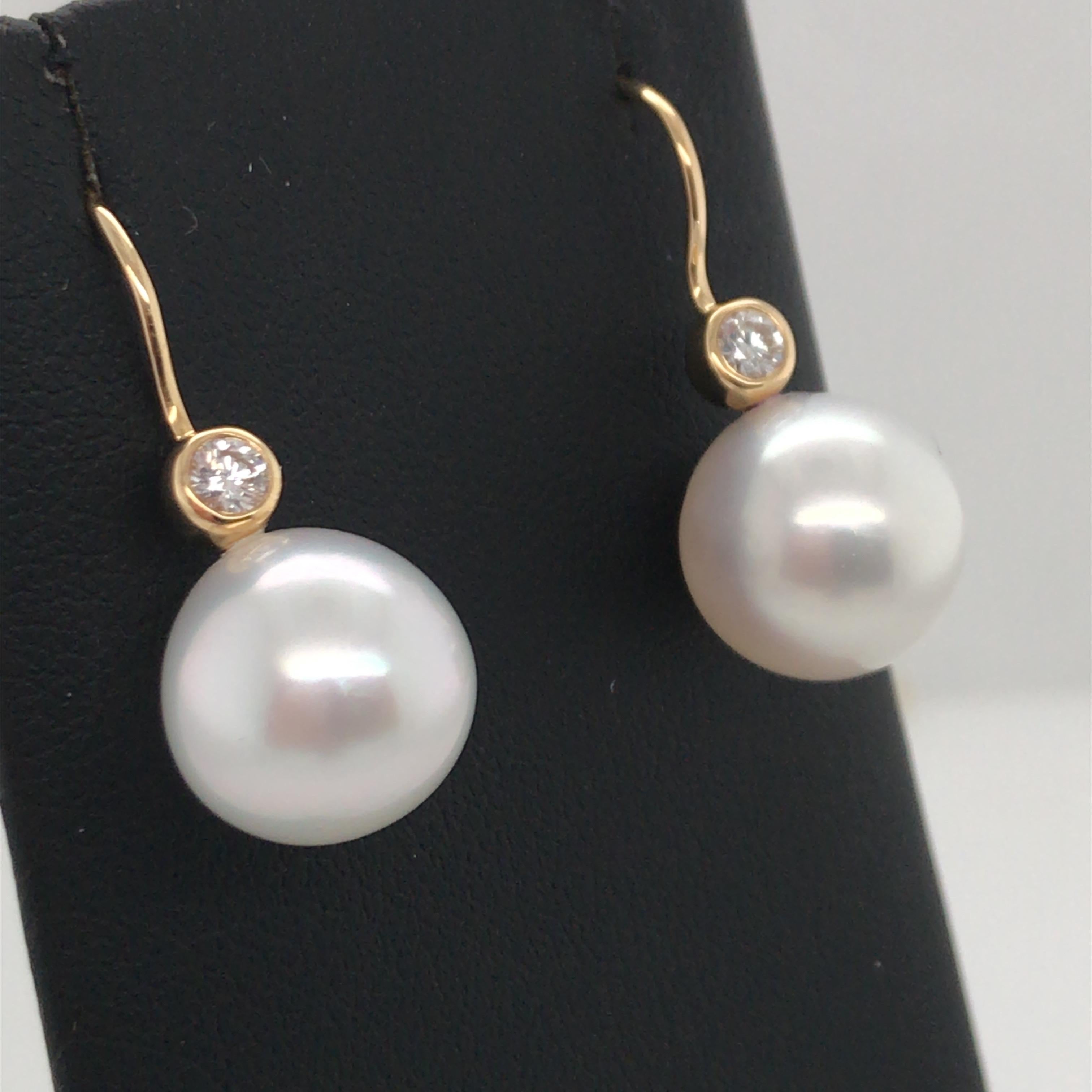 Contemporary South Sea Pearl Diamond Drop Earrings 0.20 Carat 18 Karat Yellow Gold For Sale